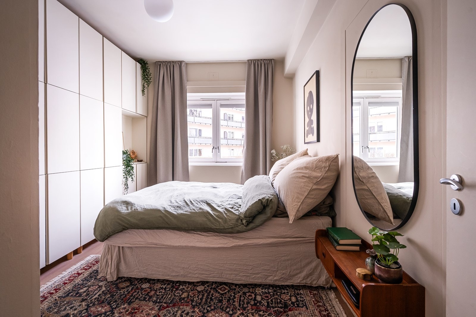 Romslig og lunt hovedsoverom med god plass til dobbeltseng. Galleribilde