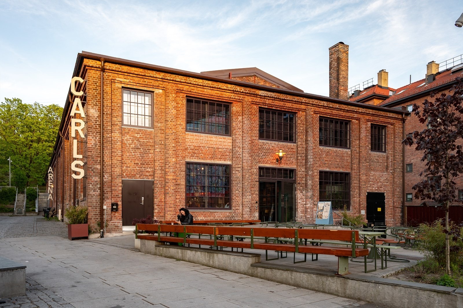 Carls på Carl Berner er områdets nye storstue. Den gamle verkstedhallen er forvandlet fra et lukket lager og verksted til et åpent bydelshus for innbyggere i Oslo. Galleribilde