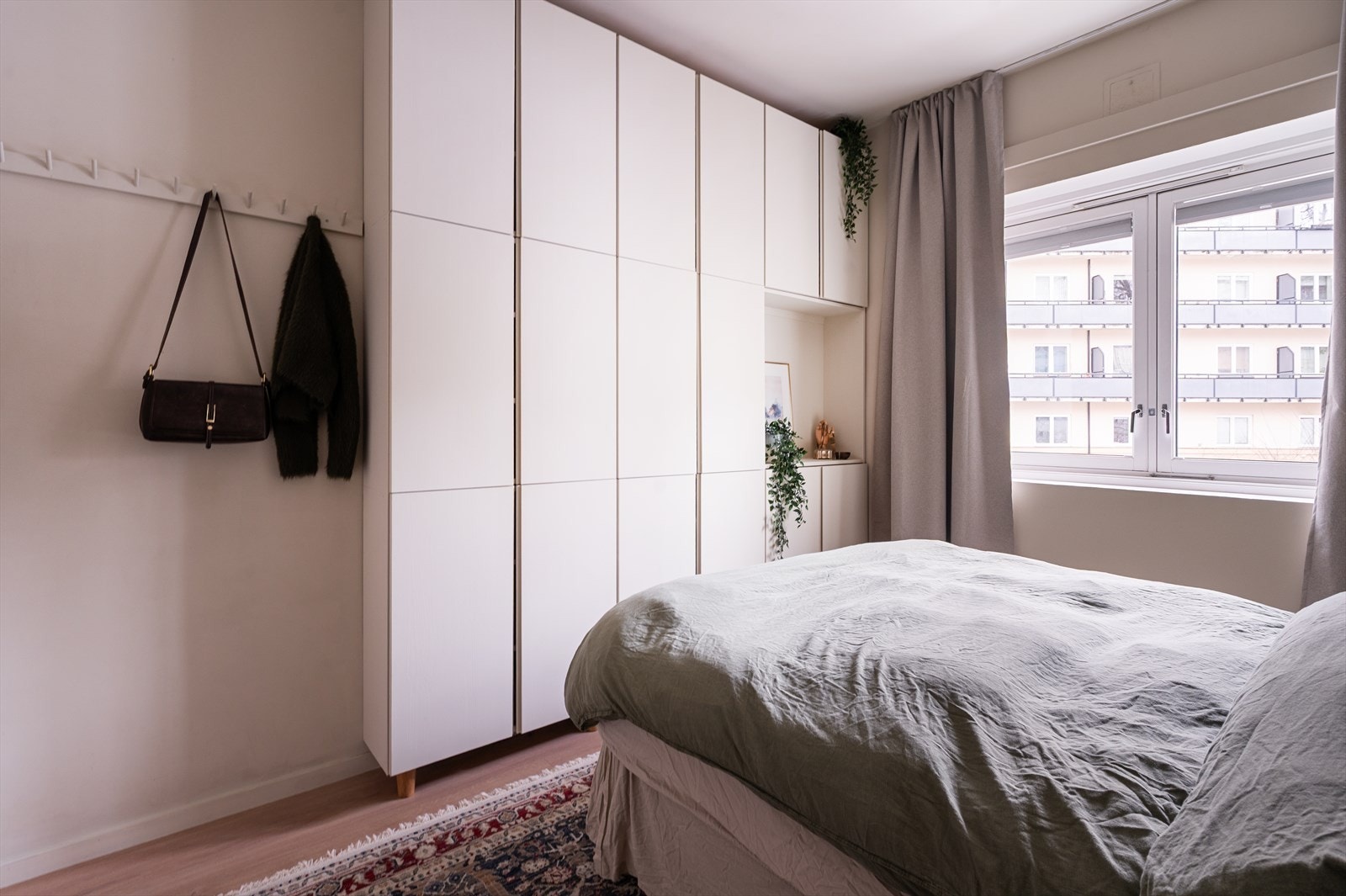 Ellers har rommet en prakisk garderobeløsning som gir godt med lagringsplass. Galleribilde