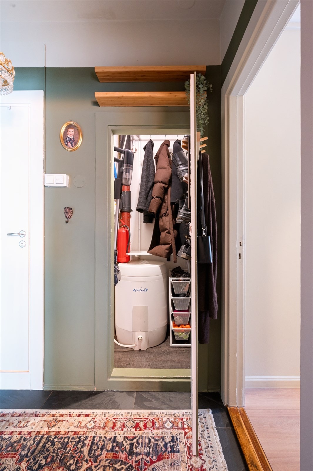 Fra entréen er det adkomst til en praktisk intern bod med god lagringsplass, hvor også varmtvannsberederen er plassert. Galleribilde