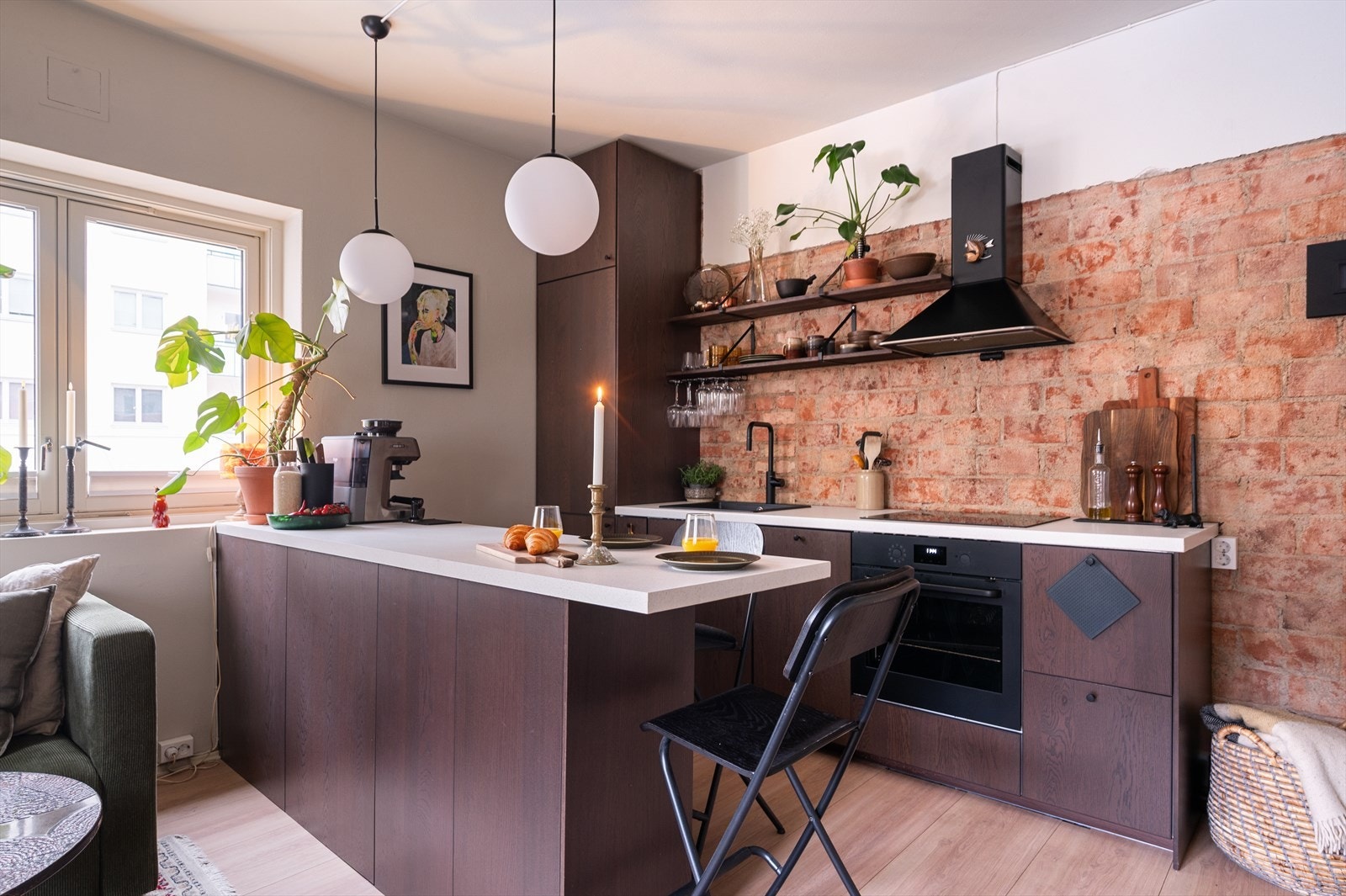 Attraktiv 3-roms hjørneleilighet med flott beliggenhet i byggets 2. etasje Galleribilde