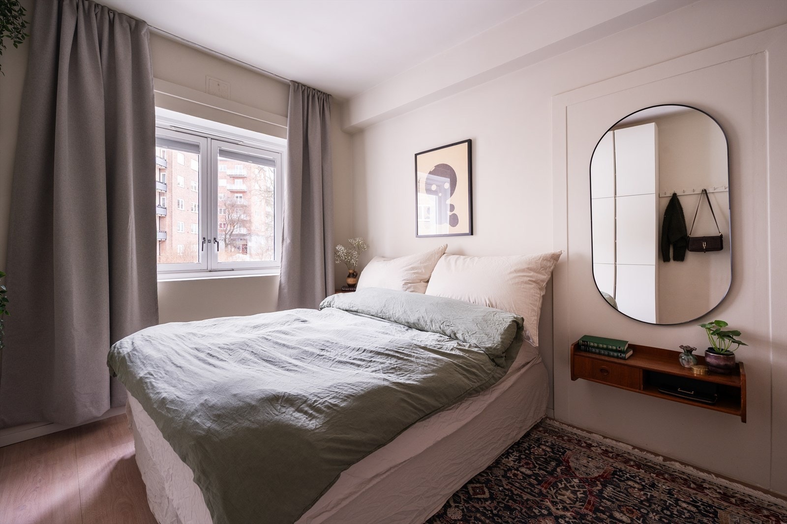 Hovedsoverommet vender mot rolige omgivelser, og har ellers god plass til nattbord på begge sider av sengen. Galleribilde