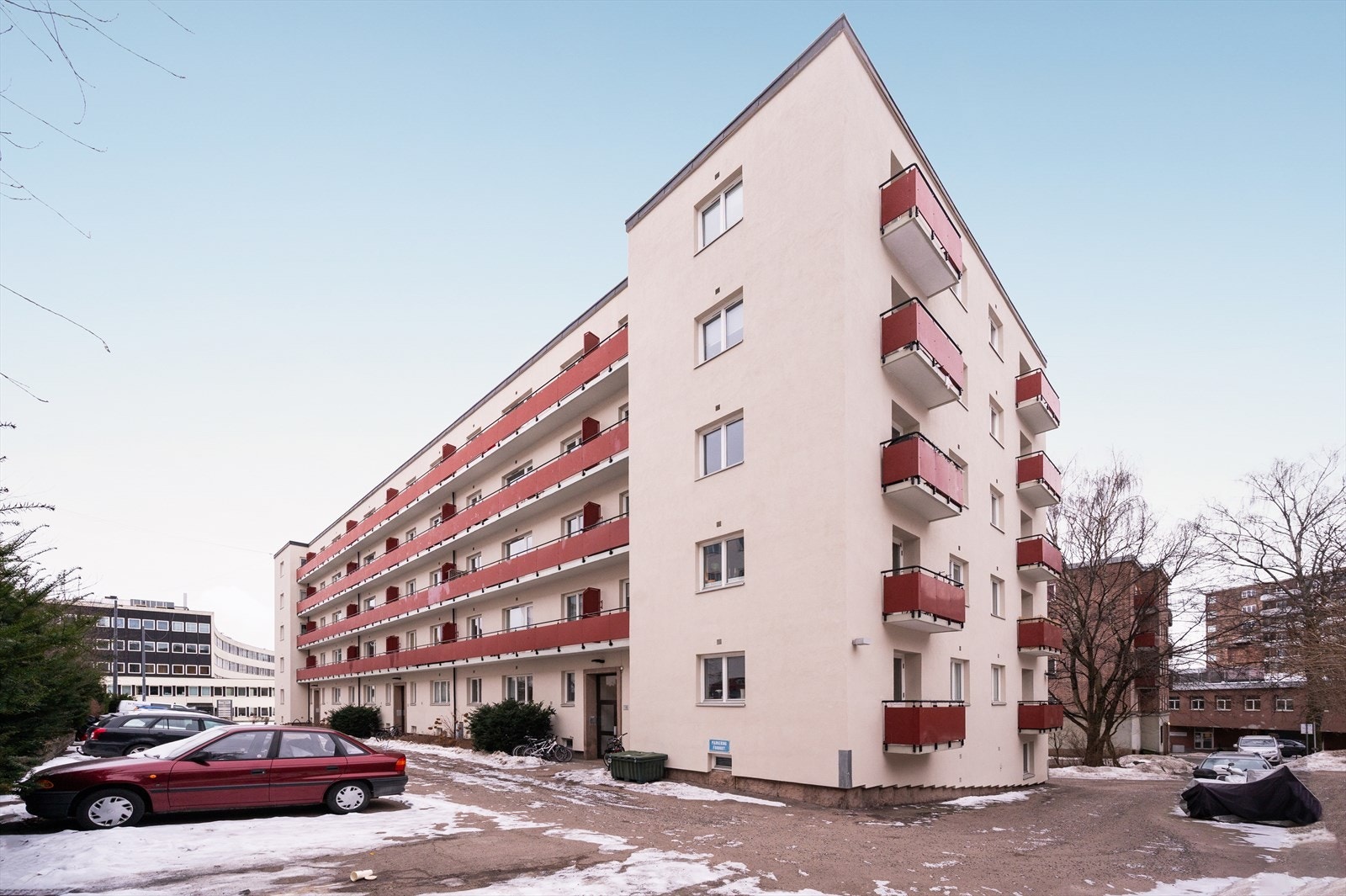 Fasade og sameiets parkeringsplasser rett utenfor. Galleribilde