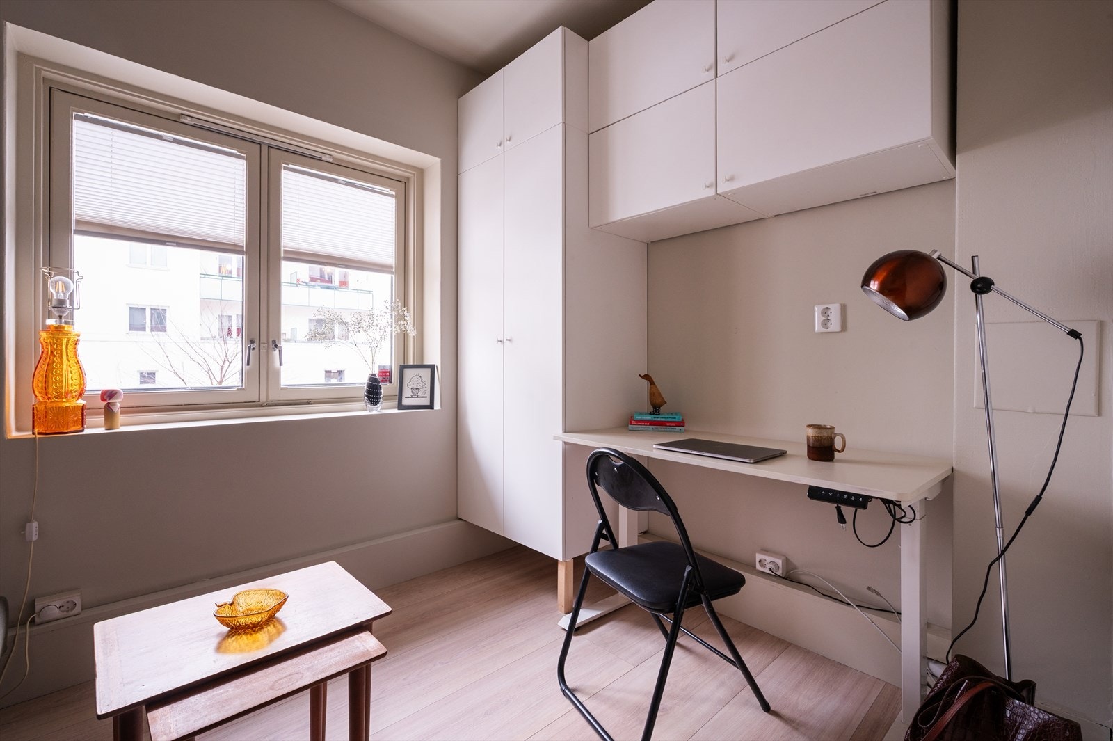 Her har man plass kontorpult og garderobeløsning. Galleribilde