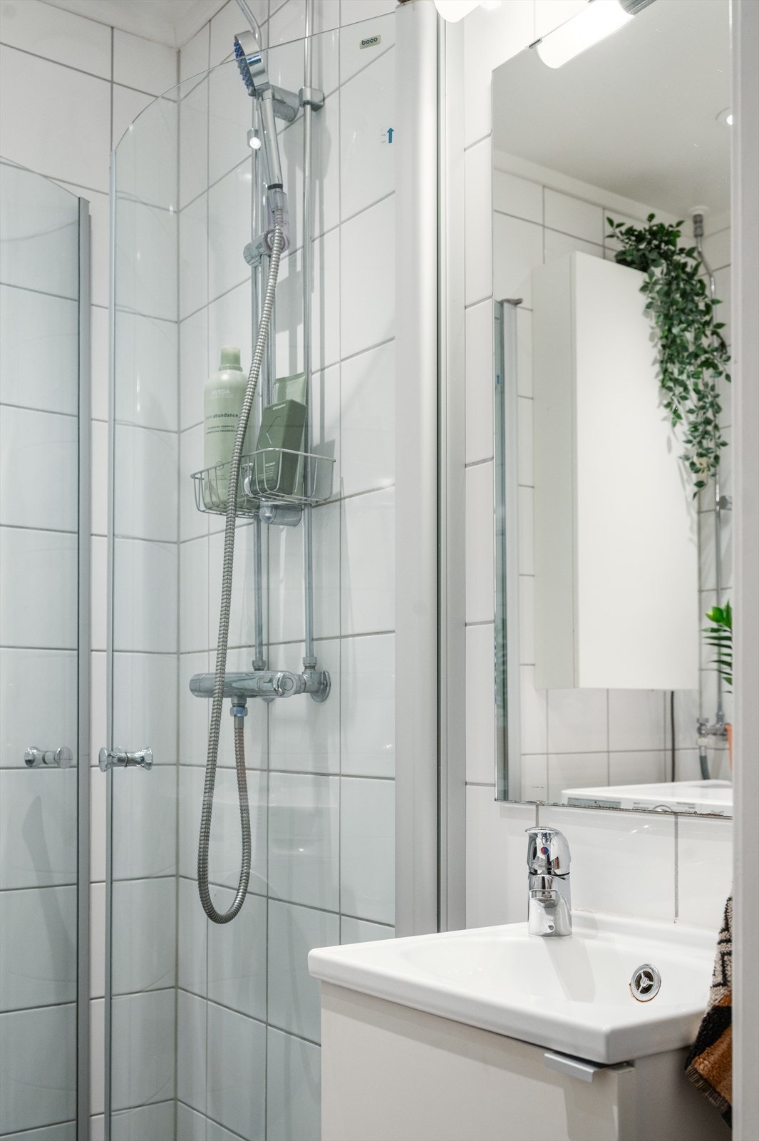 Badet har fliser på gulv med behagelig gulvvarme, fliser på vegger samt himling med malte plater og innfelte downlights. Galleribilde