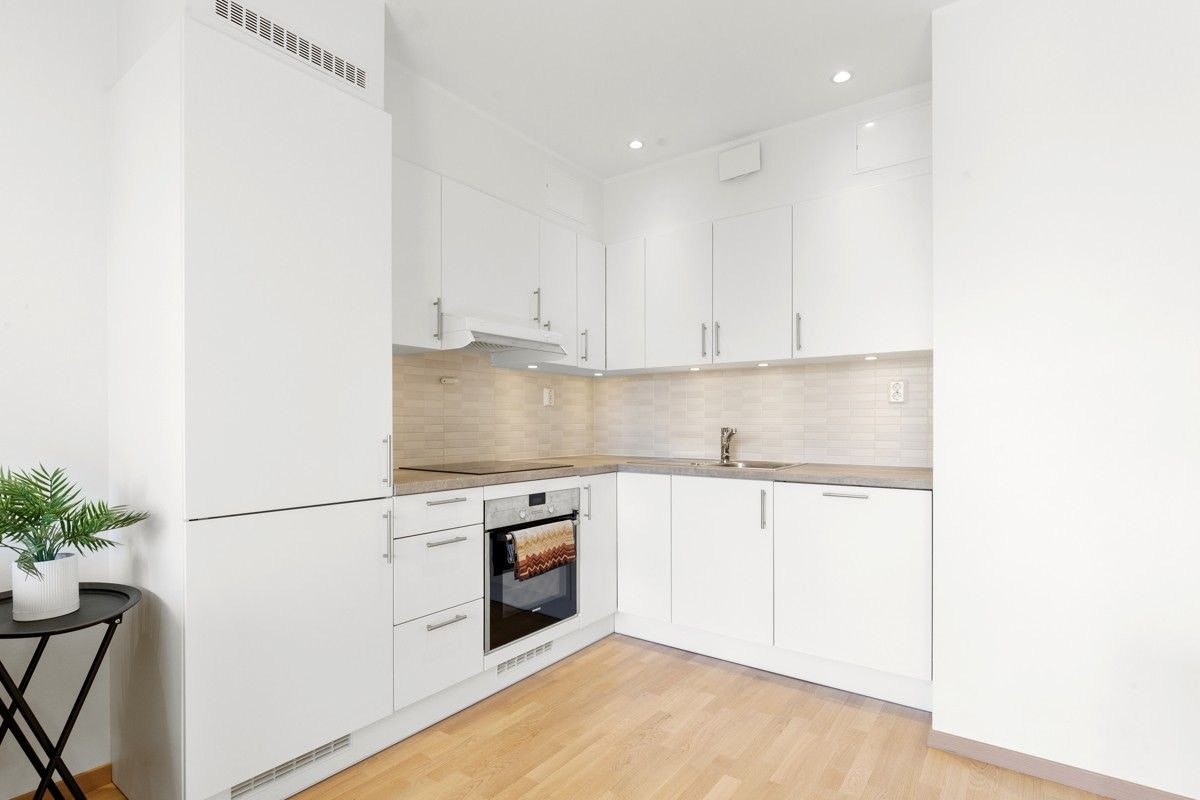 Lekkert kjøkken med integrete hvitevarer Galleribilde