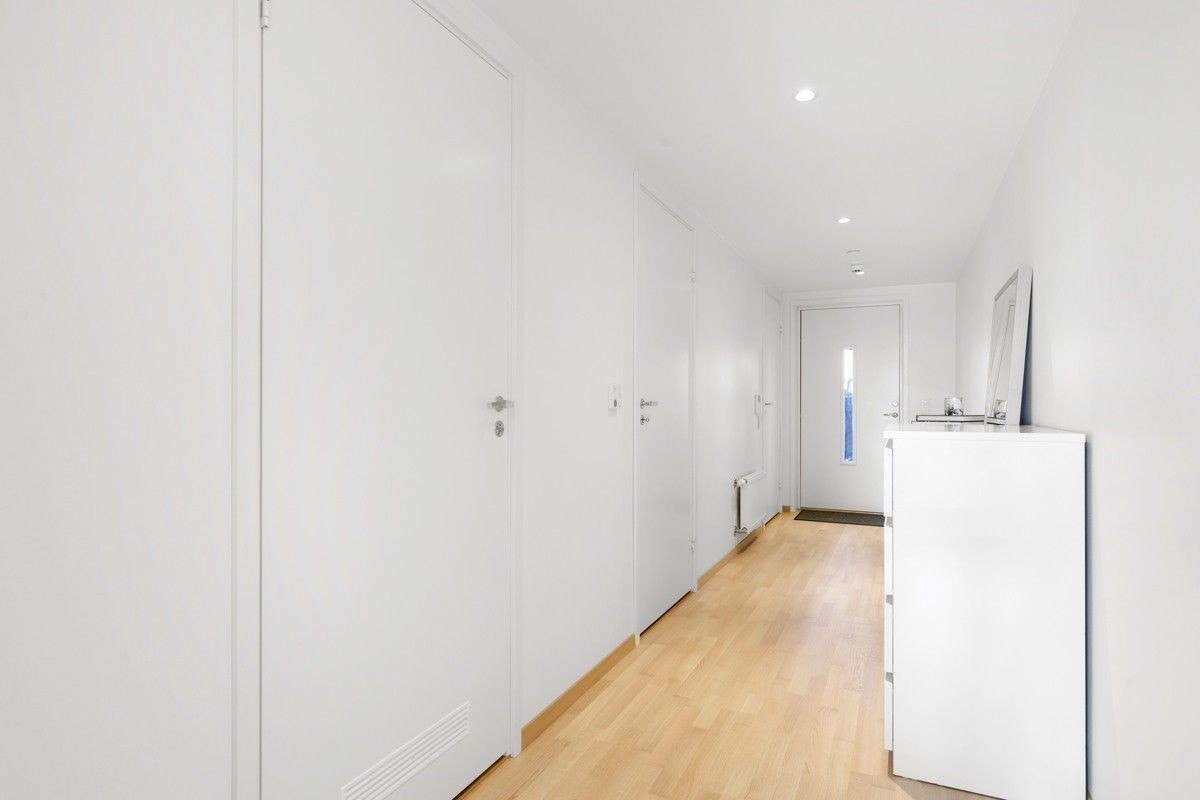 Velkommen inn! Entre med god plass til oppheng av klær og sko Galleribilde