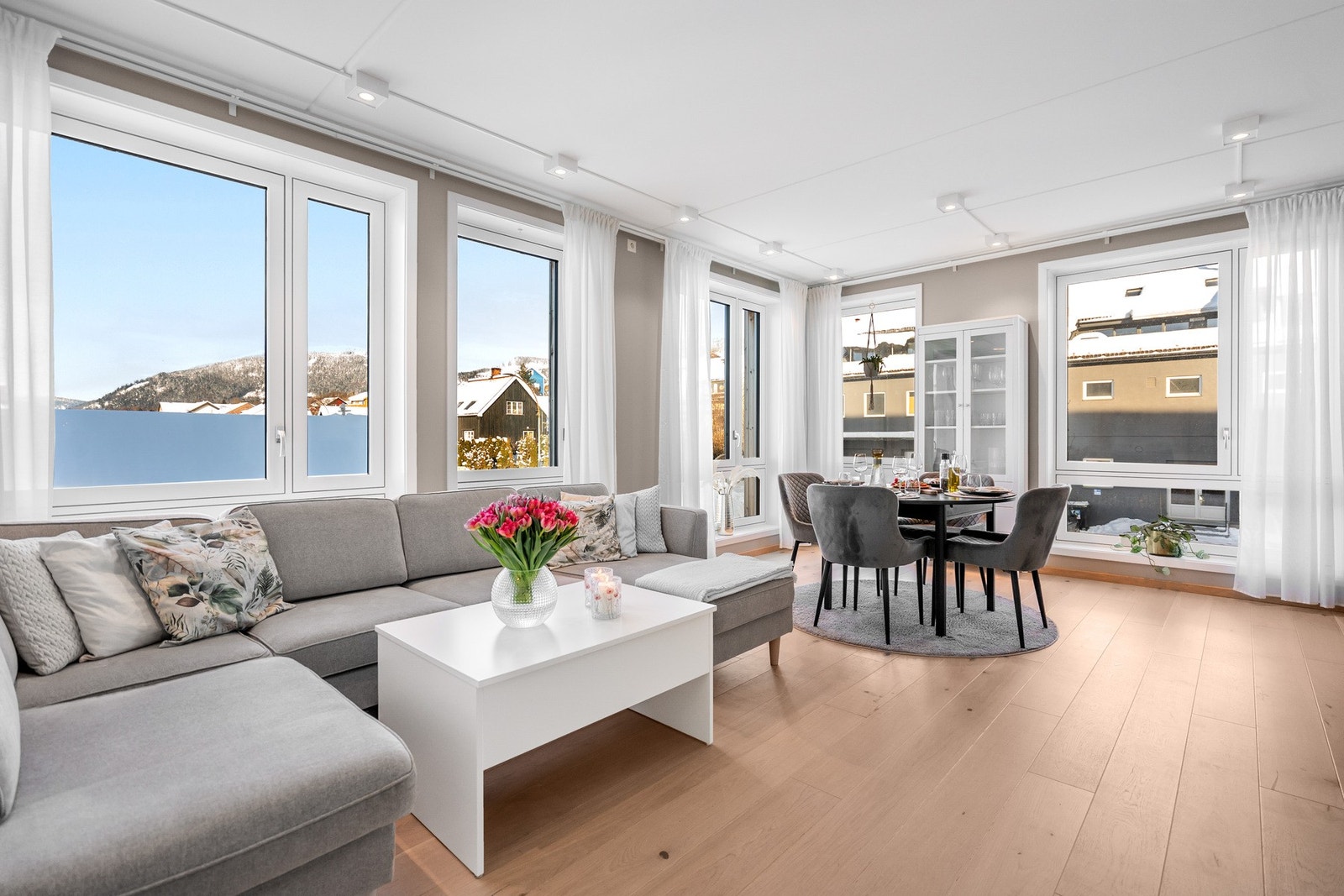 Denne innbydende og meget koselige leiligheten holder en gjennomgående moderne og stilsikker standard med god planløsning. Galleribilde