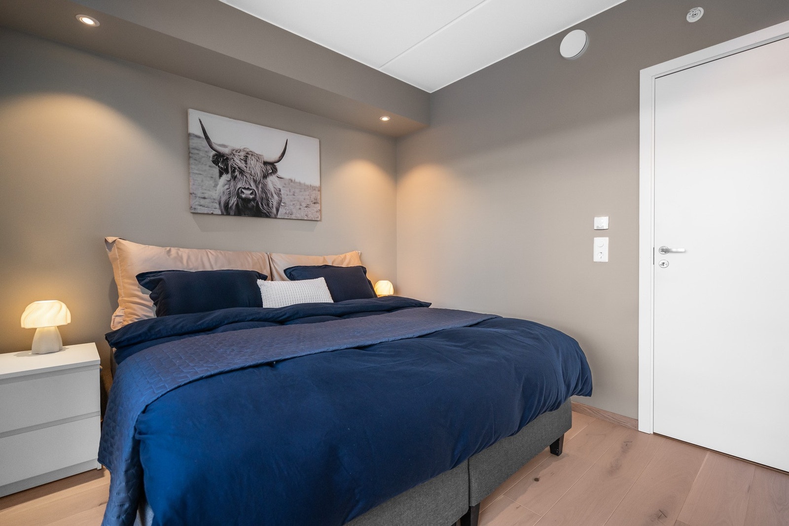 Soverommet er romslig og innbydende, med god plass til dobbeltseng og tilhørende nattbord. Galleribilde