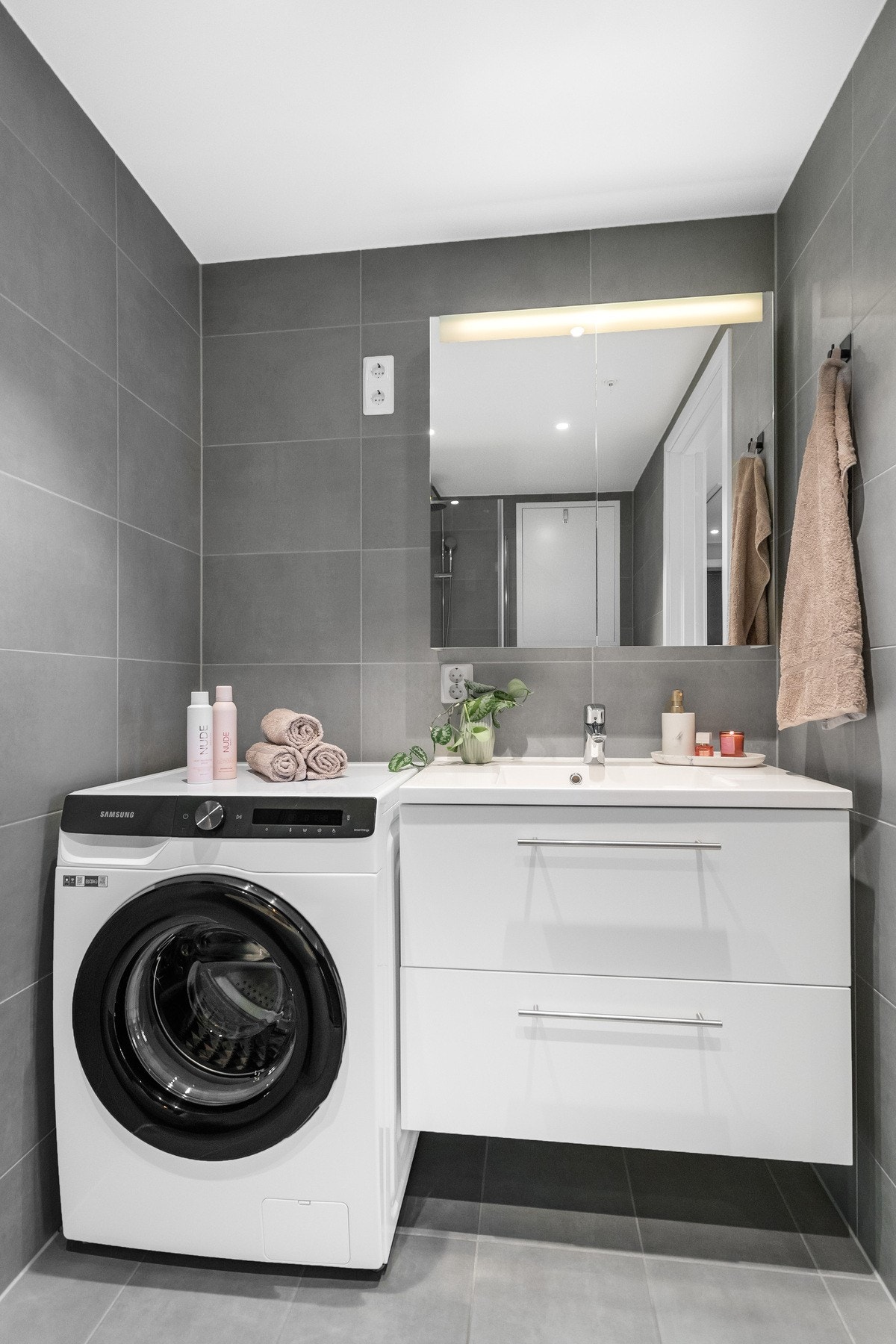 Det er opplegg for vaskemaskin, og rommet har balansert ventilasjon som bidrar til et godt inneklima. Galleribilde