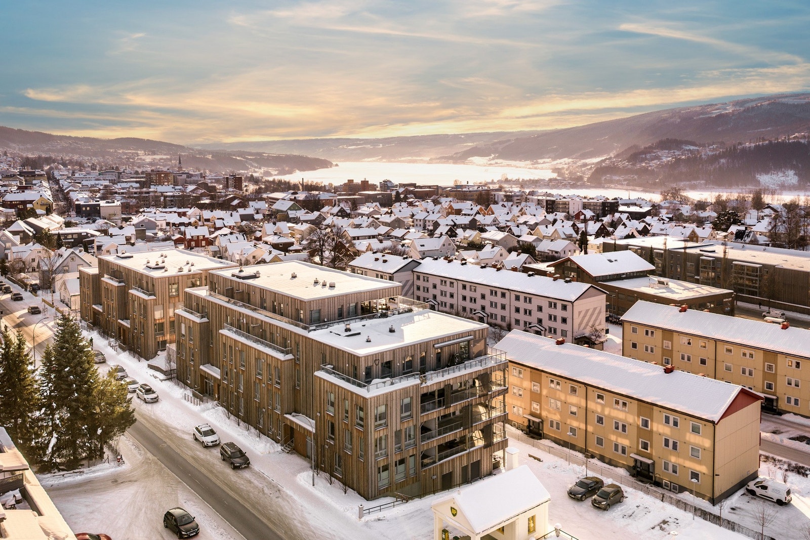 Eiendommen har barnevennlige uteområder med lekeplass, og det er anlagt bed og skjermende vegetasjon som skaper et lunt og innbydende gårdsrom. Galleribilde