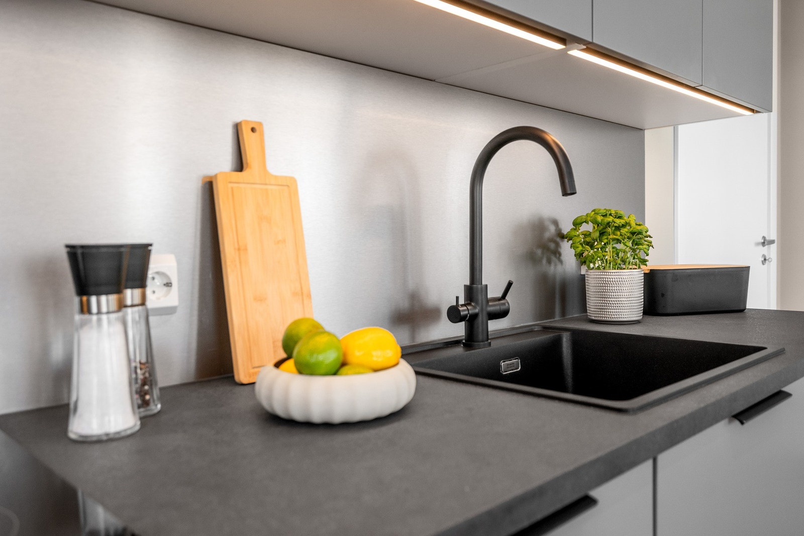 Benkeplaten i laminat sørger for god plass til matlaging. Galleribilde