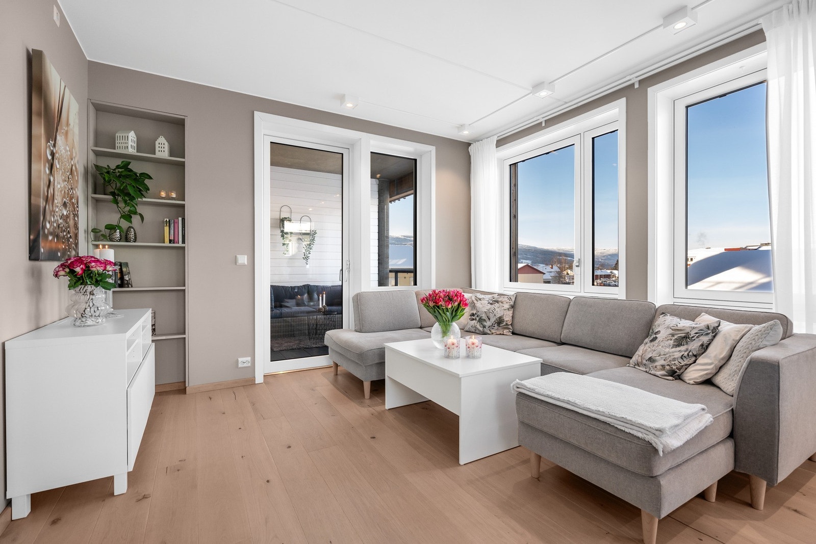 Leiligheten er pent innredet med tidsriktige fargevalg og solide materialvalg. Galleribilde