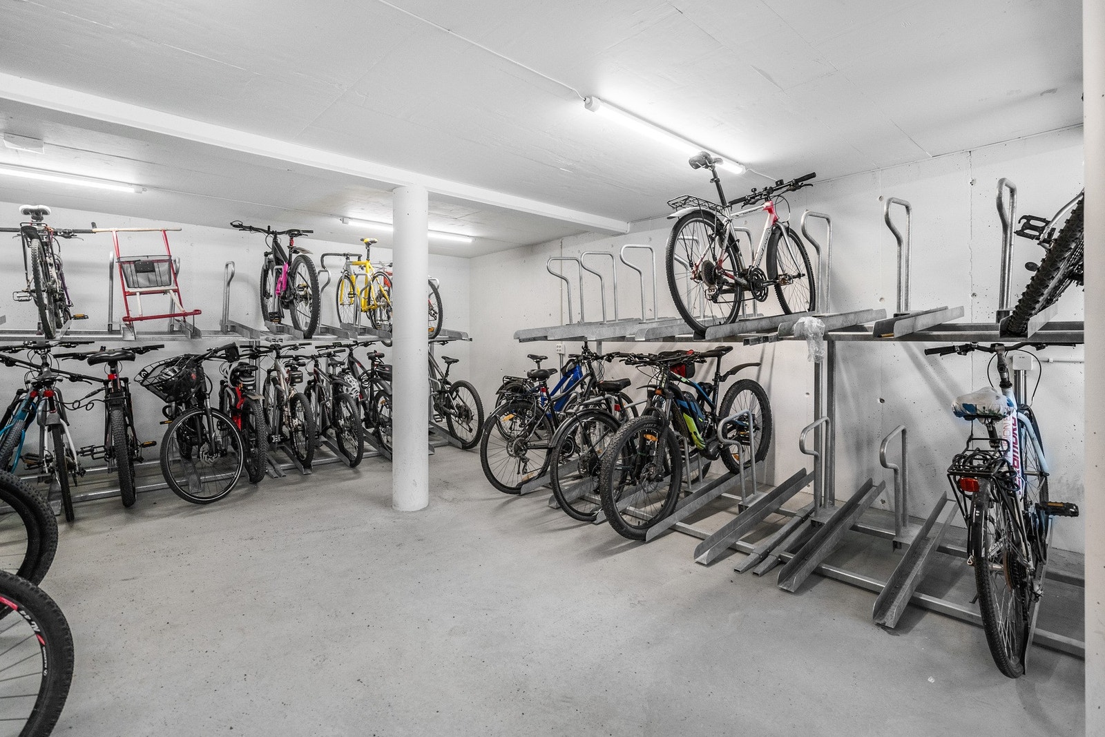 Adkomst til sportsbod er via fellesarealer på plan 00 samt via trapp/heis fra oppganger. Galleribilde