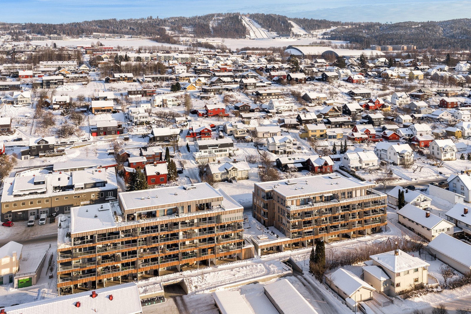 Området består av villa- og småhusbebyggelse, lavblokkbebyggelse og næringsbygg. Galleribilde