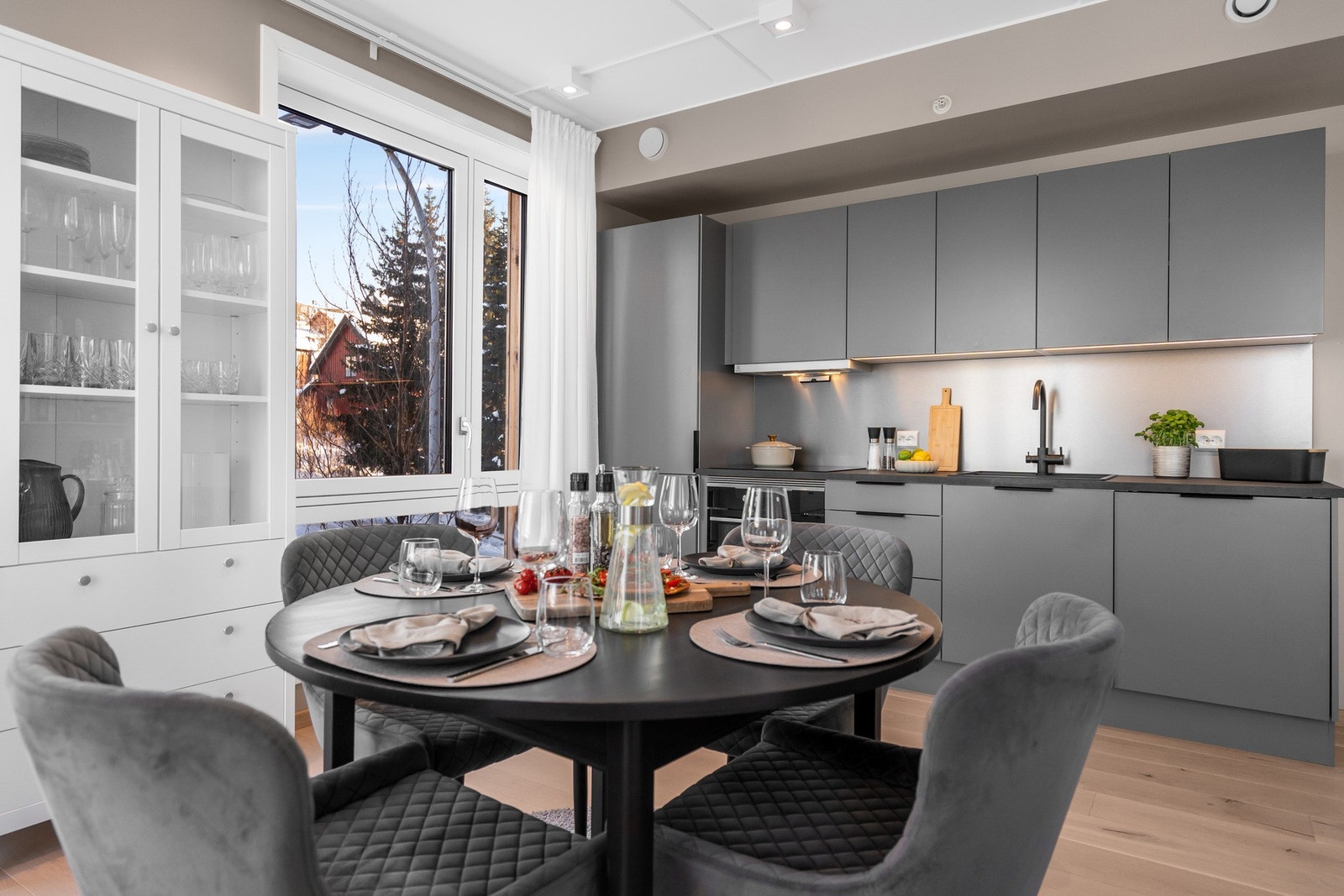 Kjøkkenet har plass til spisebord ved vinduet og hyggelige måltider kan nytes i trivelige omgivelser. Galleribilde