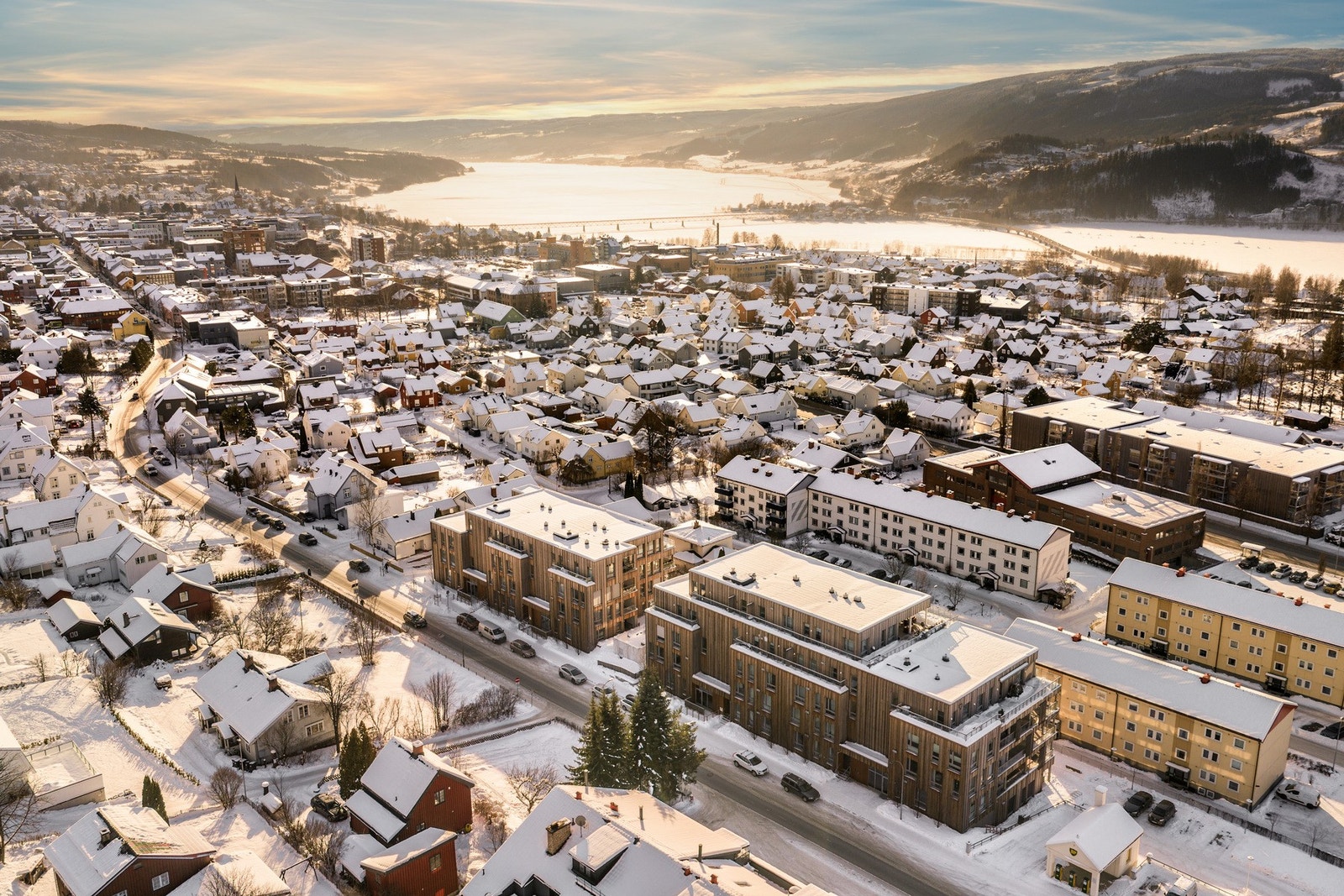 Dagligvarehandelen er lett tilgjengelig, med Rema 1000 Helleberg kun ca. 100 meter unna. Galleribilde