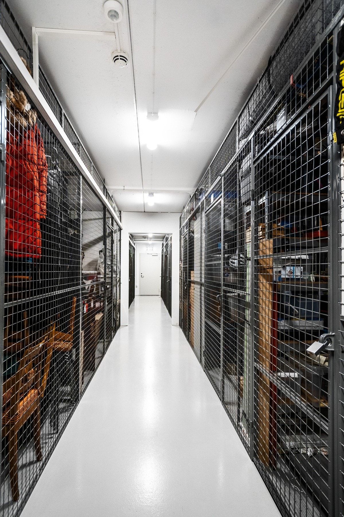 Det er en bod i kjeller. Det er eget bodrom for leiligheten, ikke i dette fellesanlegget. Galleribilde