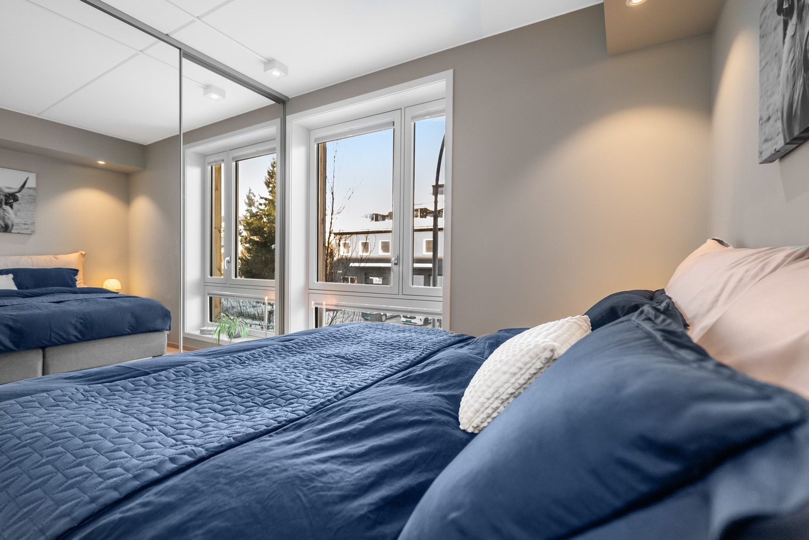 En romslig garderobe langs den ene veggen sørger for å holde rommet ryddig. Galleribilde