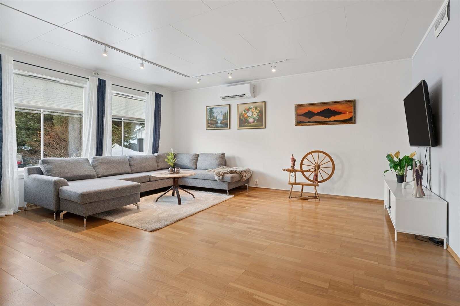 Sofakroken finner fort sin naturlige plass i rommet, og tv-en kan med fordel plasseres mot/på vegg. Galleribilde