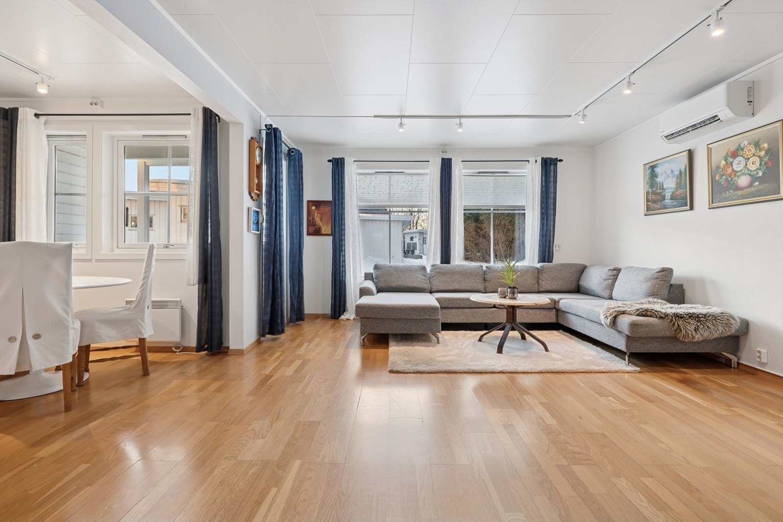 Vi beveger oss videre inn i en lys og innbydende stue. Galleribilde