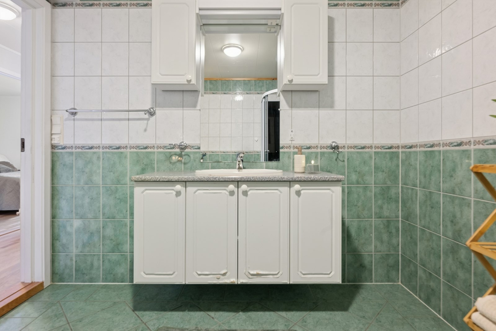 Lys baderomsinnredning med mye oppbevaringsplass for baderomsartikler. Galleribilde