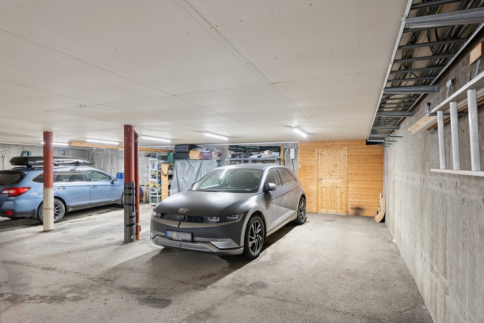Fast parkeringsplass i felles garasjekjeller. Bod på ca. 4m2 for lagring. Galleribilde