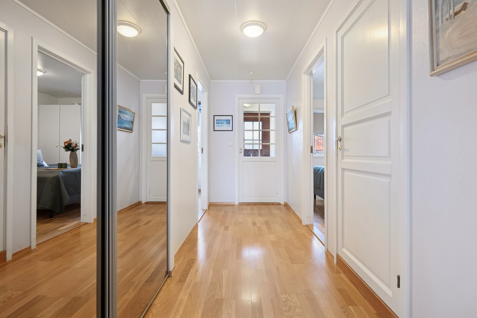 Praktisk innebygget skyvedørsgarderobe med god plass for yttertøy. Galleribilde