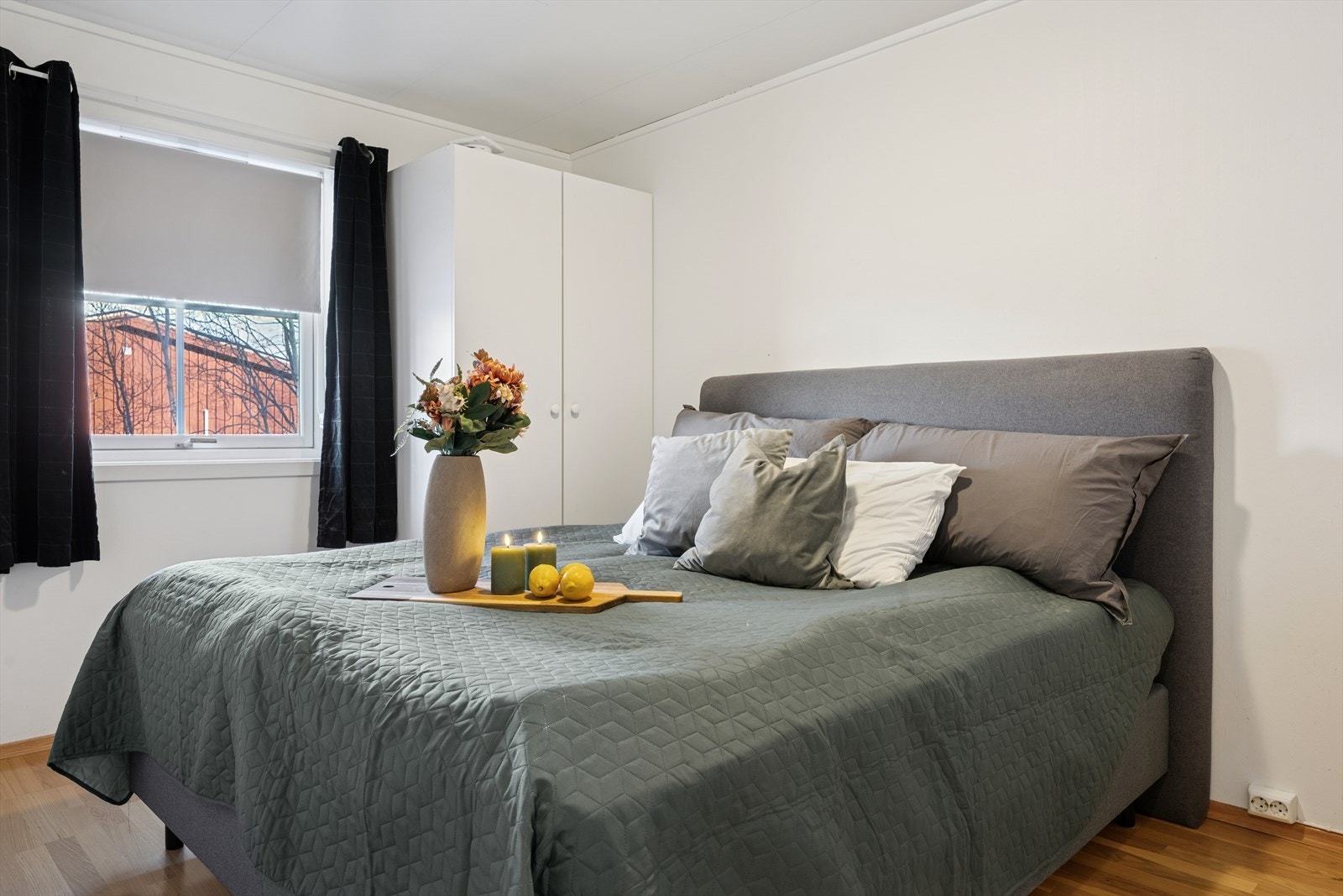 Soverom med god plass for dobbeltseng, nattbord og garderobeløsninger. Galleribilde