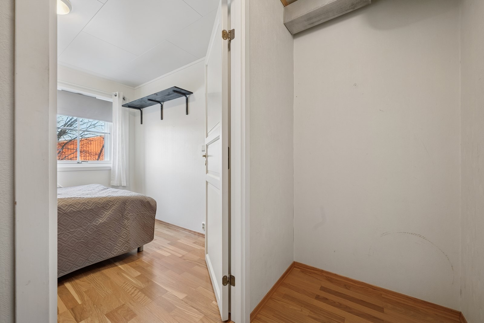 Direkte adkomst til walk-in garderobe med plass for smarte løsninger. Galleribilde