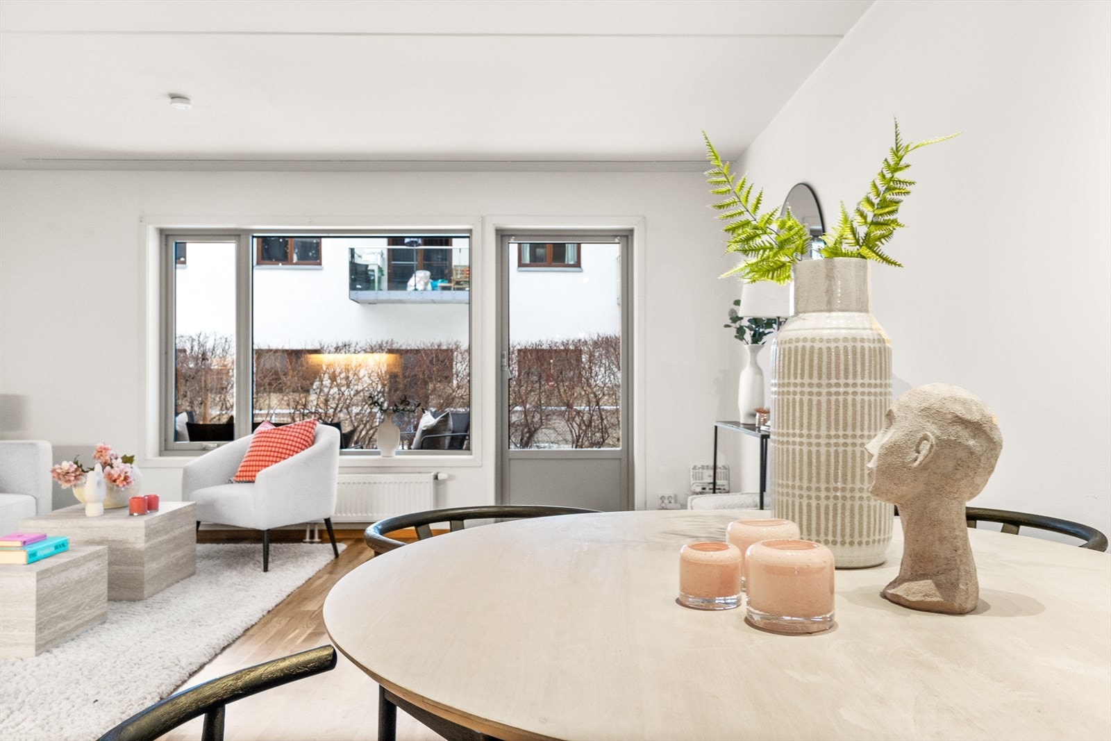 Planløsningen åpner opp for flere møbleringsmuligheter med god plass til sofagruppe, TV-møbler og spisebord med tilhørende stoler. Galleribilde