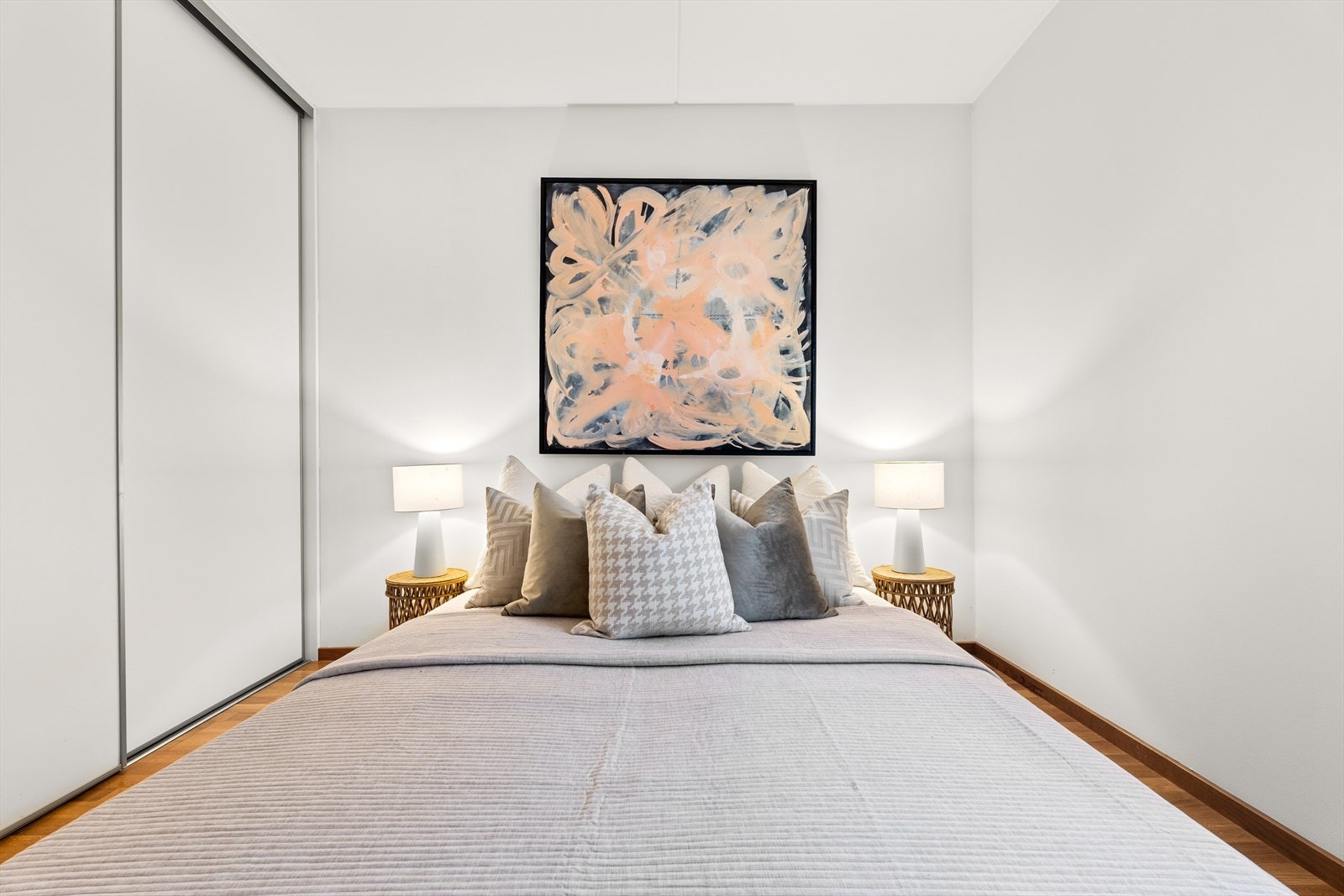 De lyse fargevalgene på veggene, sammen med store vindusflater, skaper en lys og behagelig atmosfære. Galleribilde