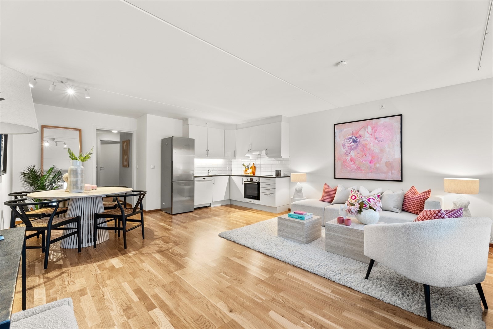 Stilrent Marbodal-kjøkken med rikelig skap- og benkeplass. Galleribilde