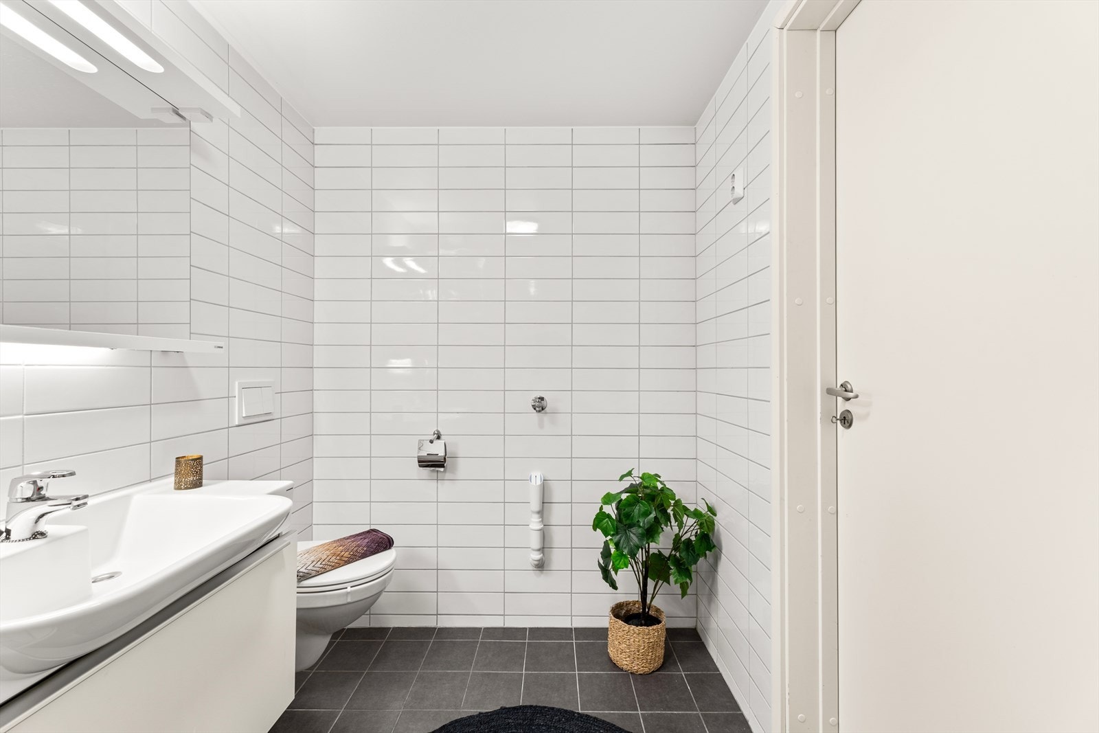 Pent, flislagt baderom med elektrisk gulvvarme. Det er også opplegg for vaskemaskin. Galleribilde