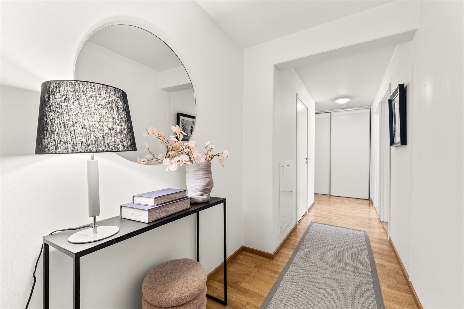 Fra gangen er det adkomst til leilighetens to soverom, som er hensiktsmessig plassert og godt adskilt fra oppholdsrommet. Galleribilde