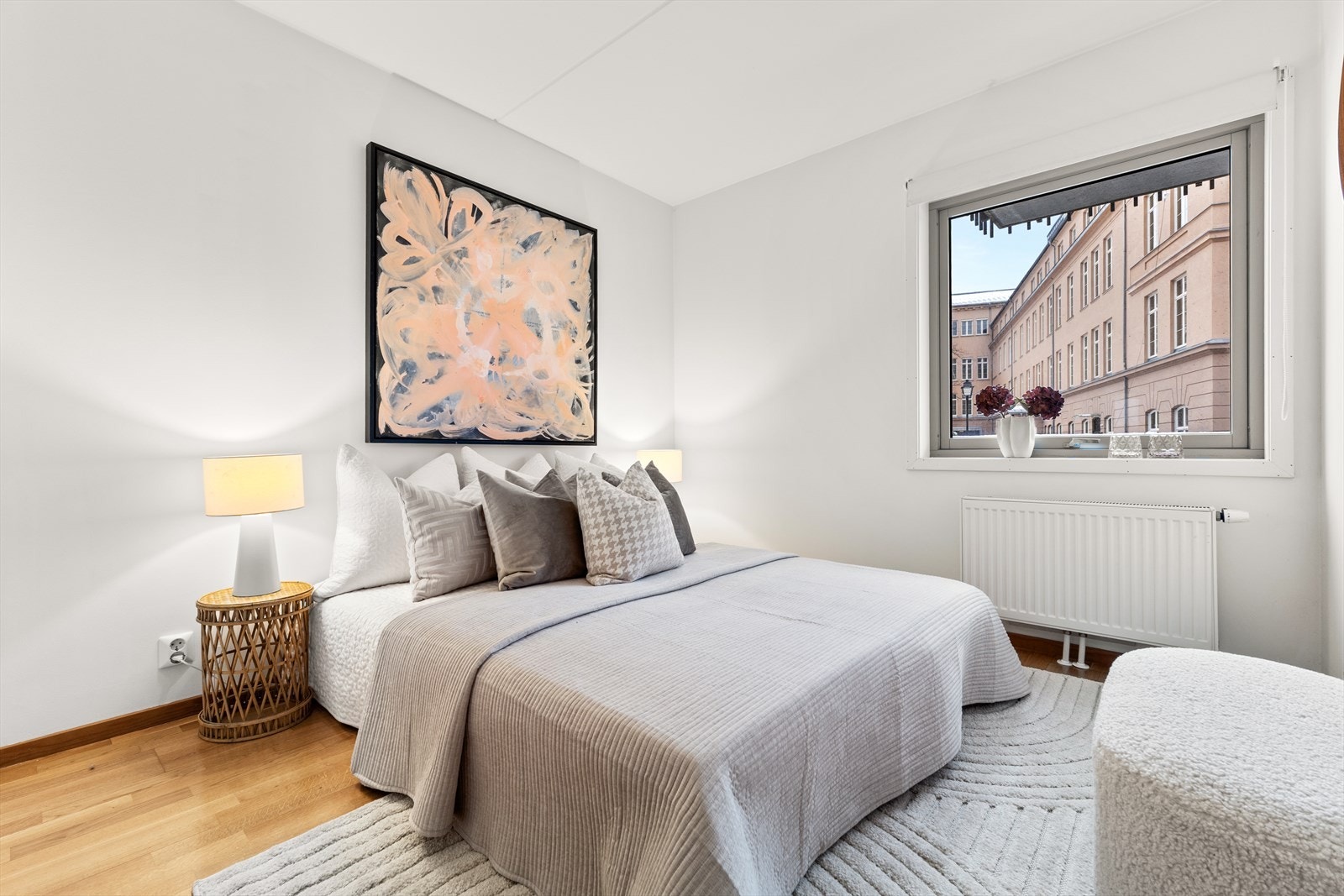 Hovedsoverommet er romslig, med plass til dobbeltseng, nattbord og tilhørende møbler. Galleribilde