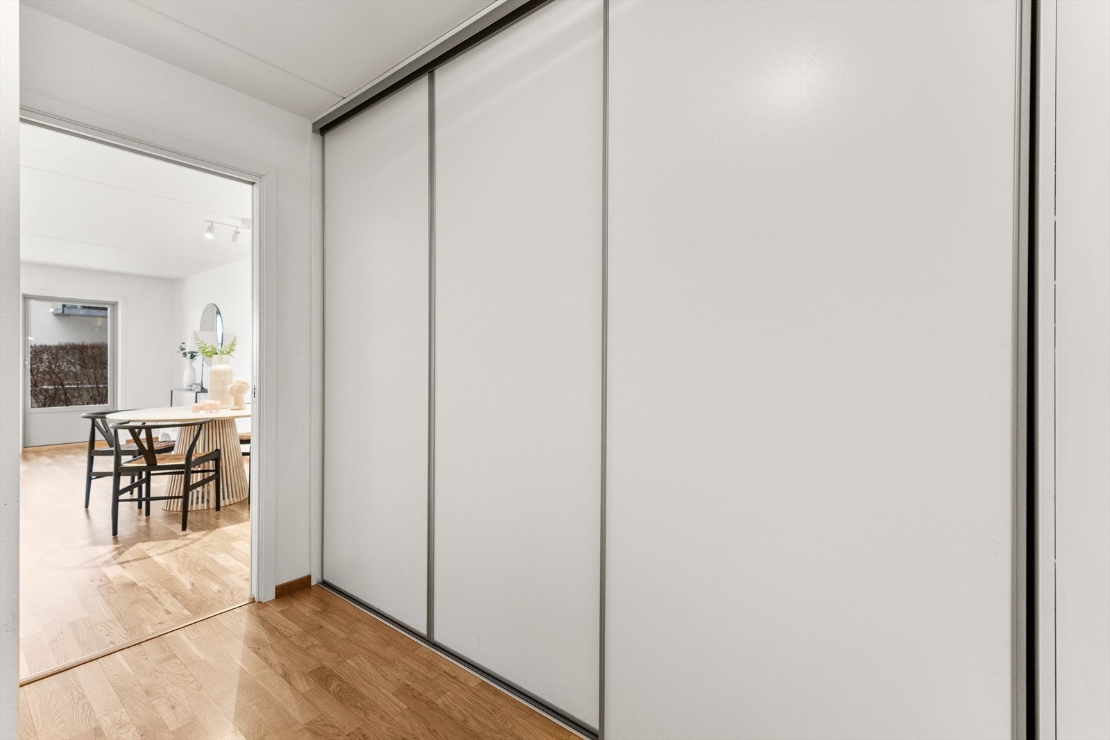 I gangen er det svært gode oppbevaringsmuligheter med en romslig skyvedørsgarderobe. Galleribilde