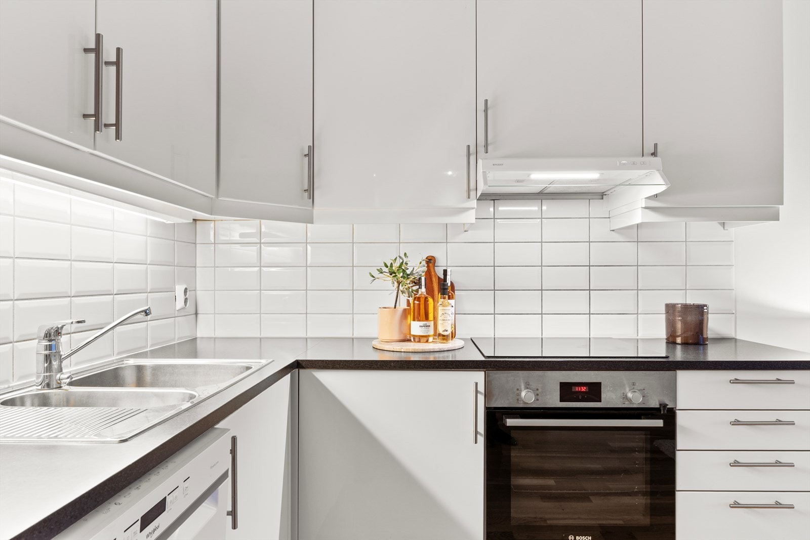 Det er integrert platetopp og stekeovn, opplegg for oppvaskmaskin samt avtrekk over kokeplass. Galleribilde