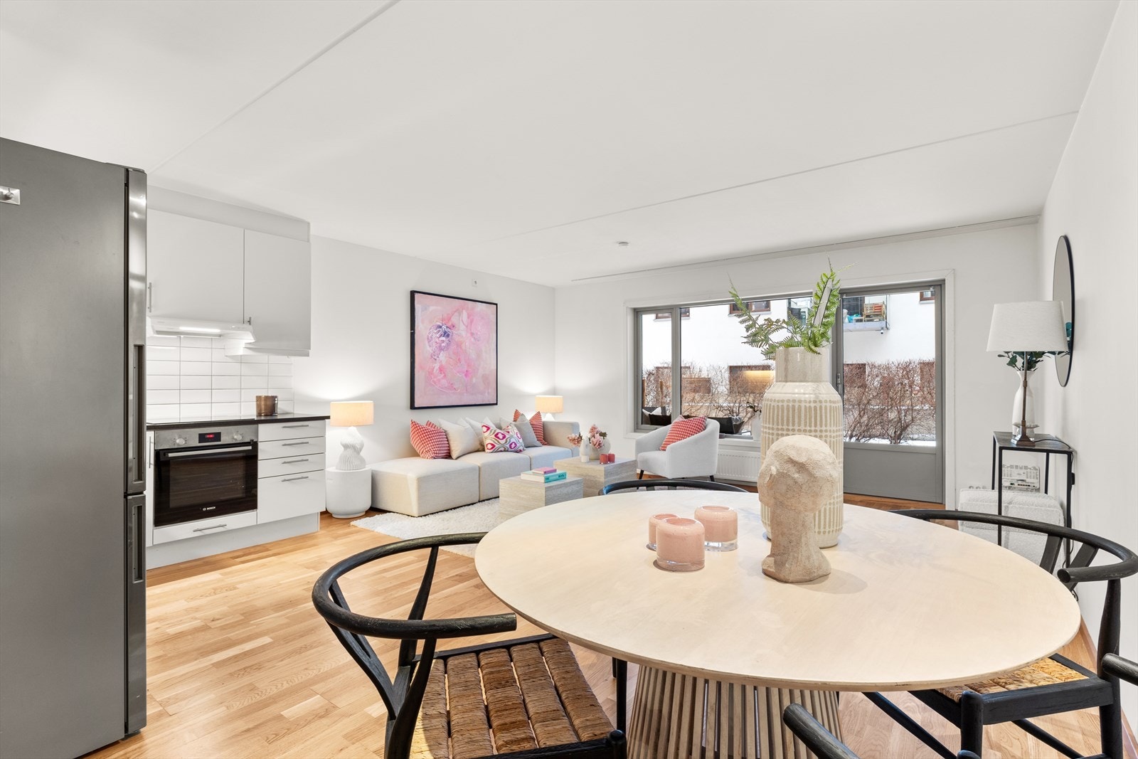 Stuen er lys og luftig med store vindusflater som sørger for rikelig med innslipp av naturlig lys. Galleribilde