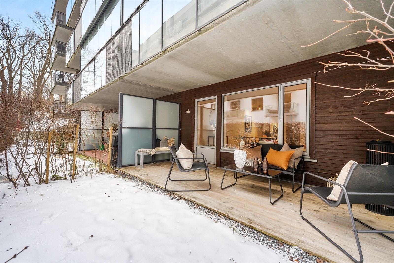 Leiligheten kan skilte med en herlig nordvestvendt markterrasse på ca. 11 m², med tilhørende hageflekk. Galleribilde