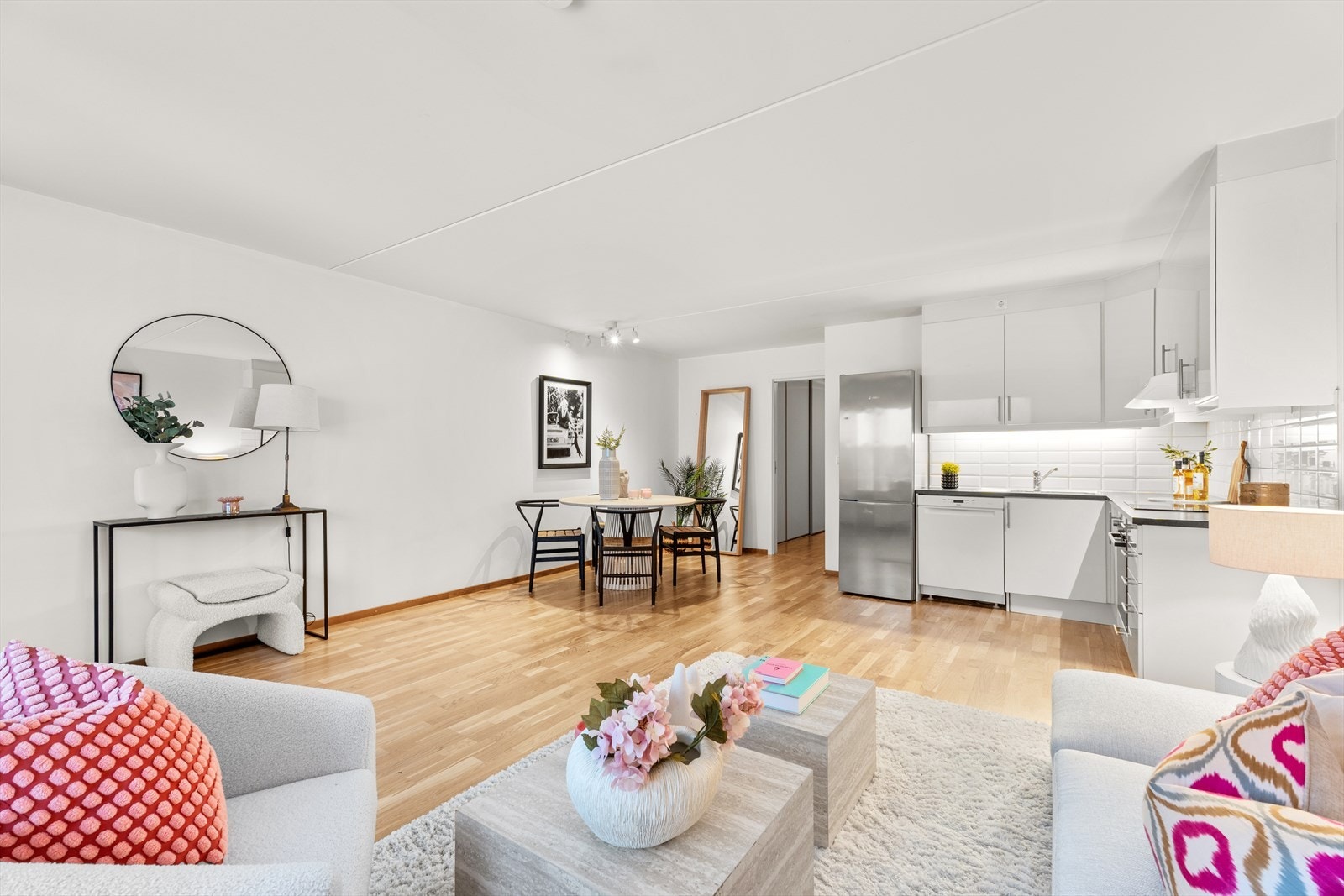 Stuen har en god takhøyde på ca. 2,45 m. Galleribilde