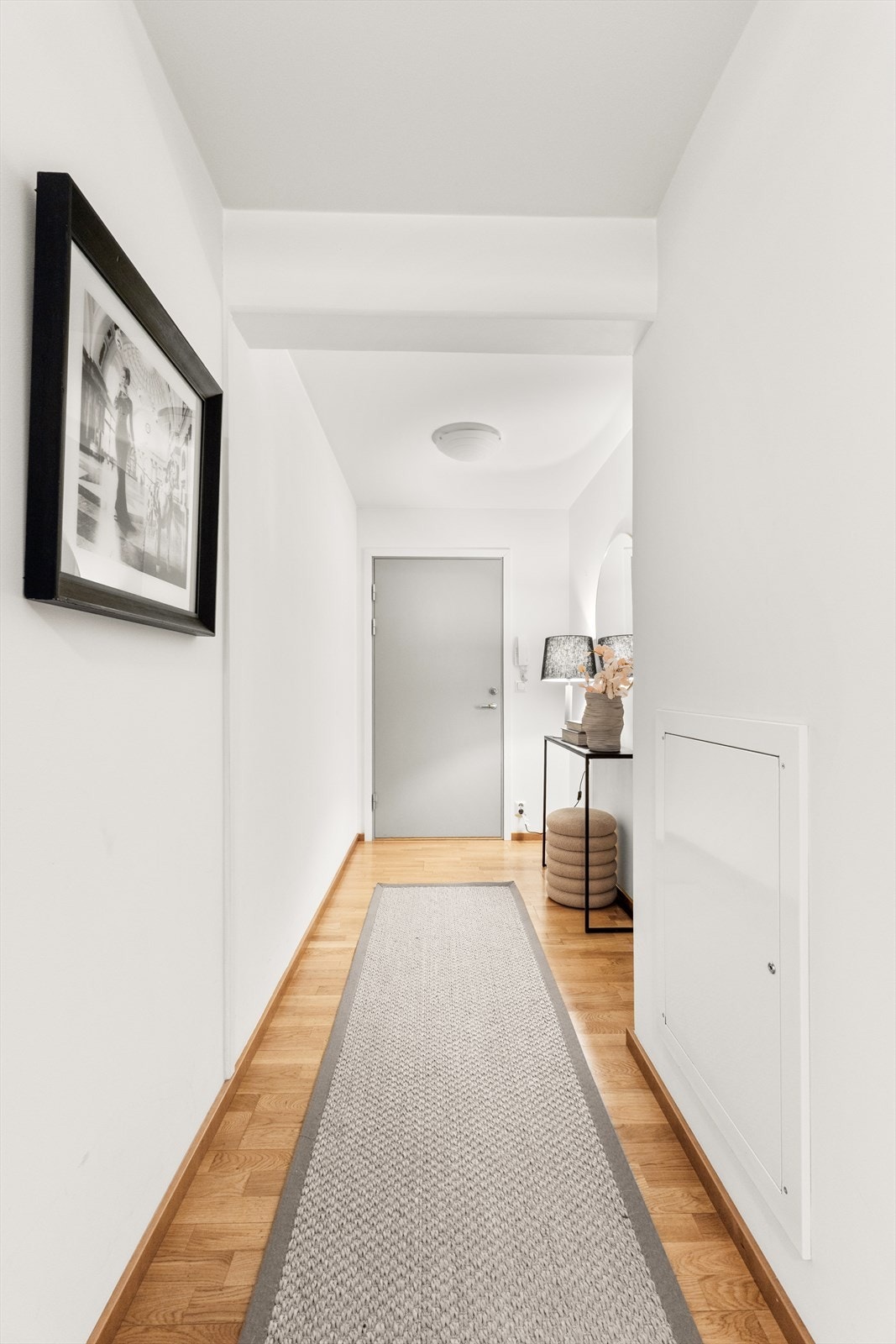 Leiligheten har en innbydende entré som skaper et umiddelbart godt førsteinntrykk. Galleribilde