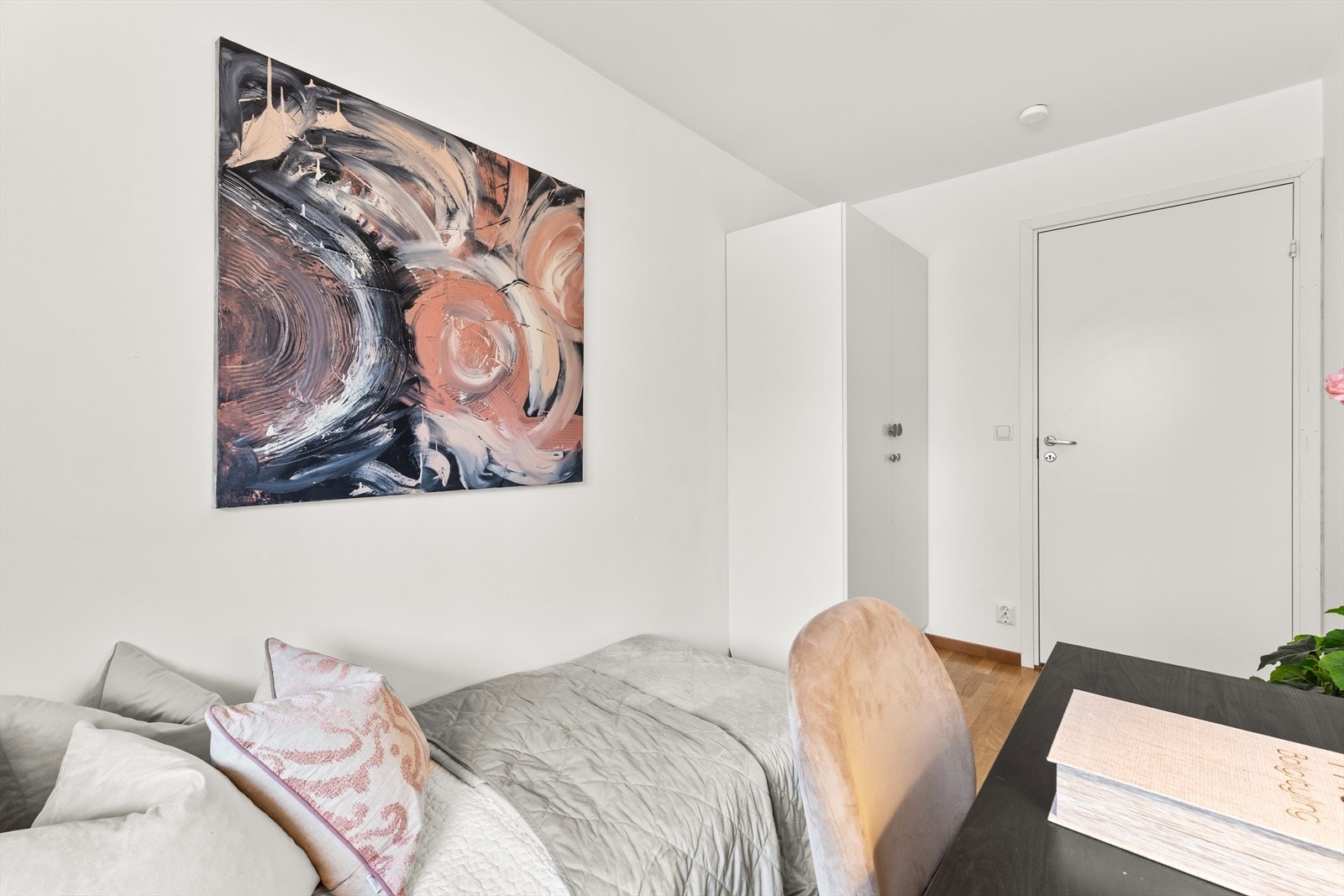 I tillegg byr rommet på gode oppbevaringsmuligheter med garderobeskap. Galleribilde