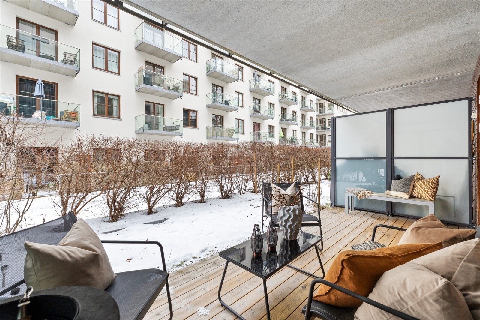 Terrassen og hageområdet gir gode utearealer med fine solforhold og oppleves som et skjermet og hyggelig uterom. Galleribilde