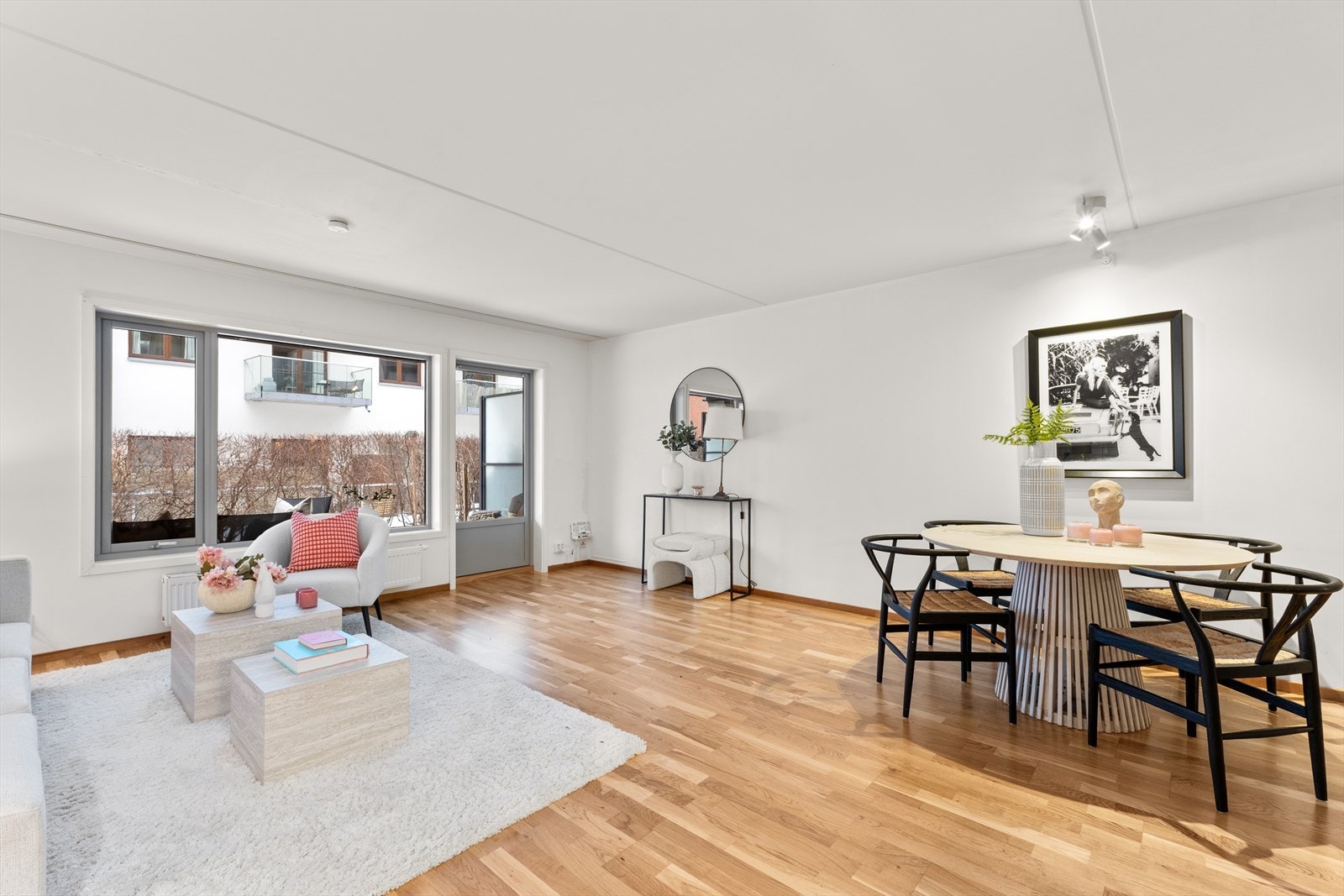 Gulvet er belagt med flott 3-stavs parkett, og overflatene er malt i lyse fargetoner. Galleribilde