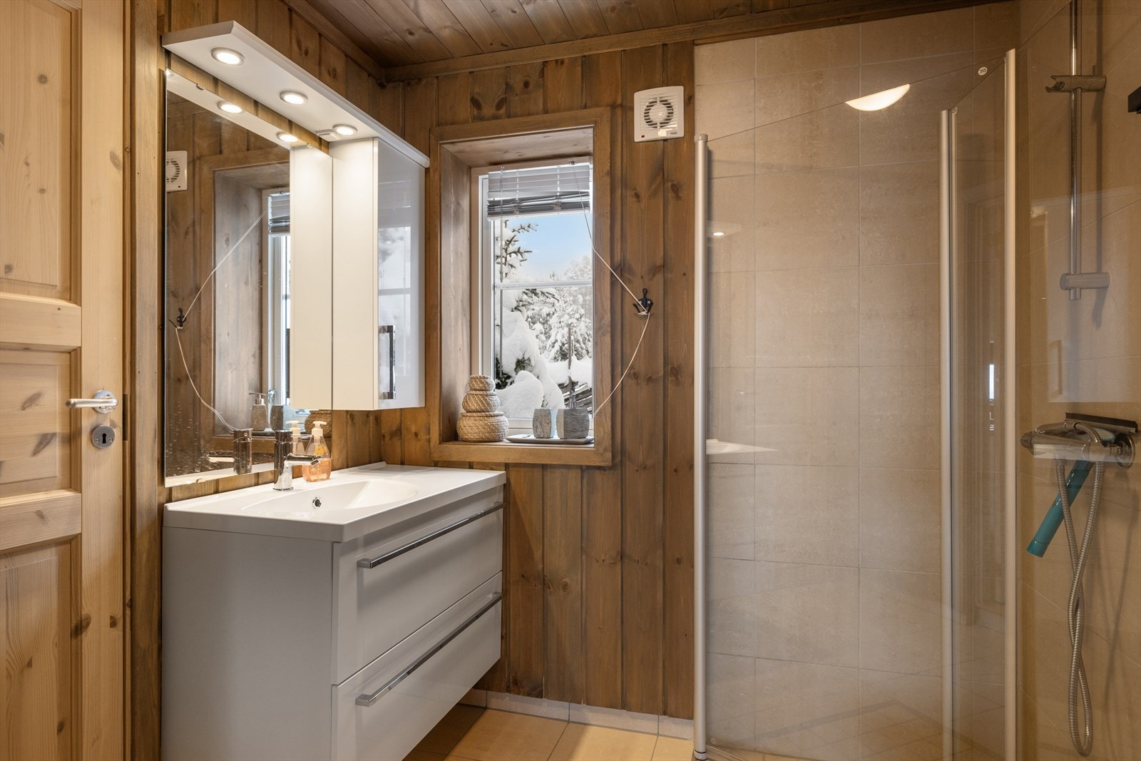 Badet har flislagt gulv med elektriske varmekabler. Galleribilde