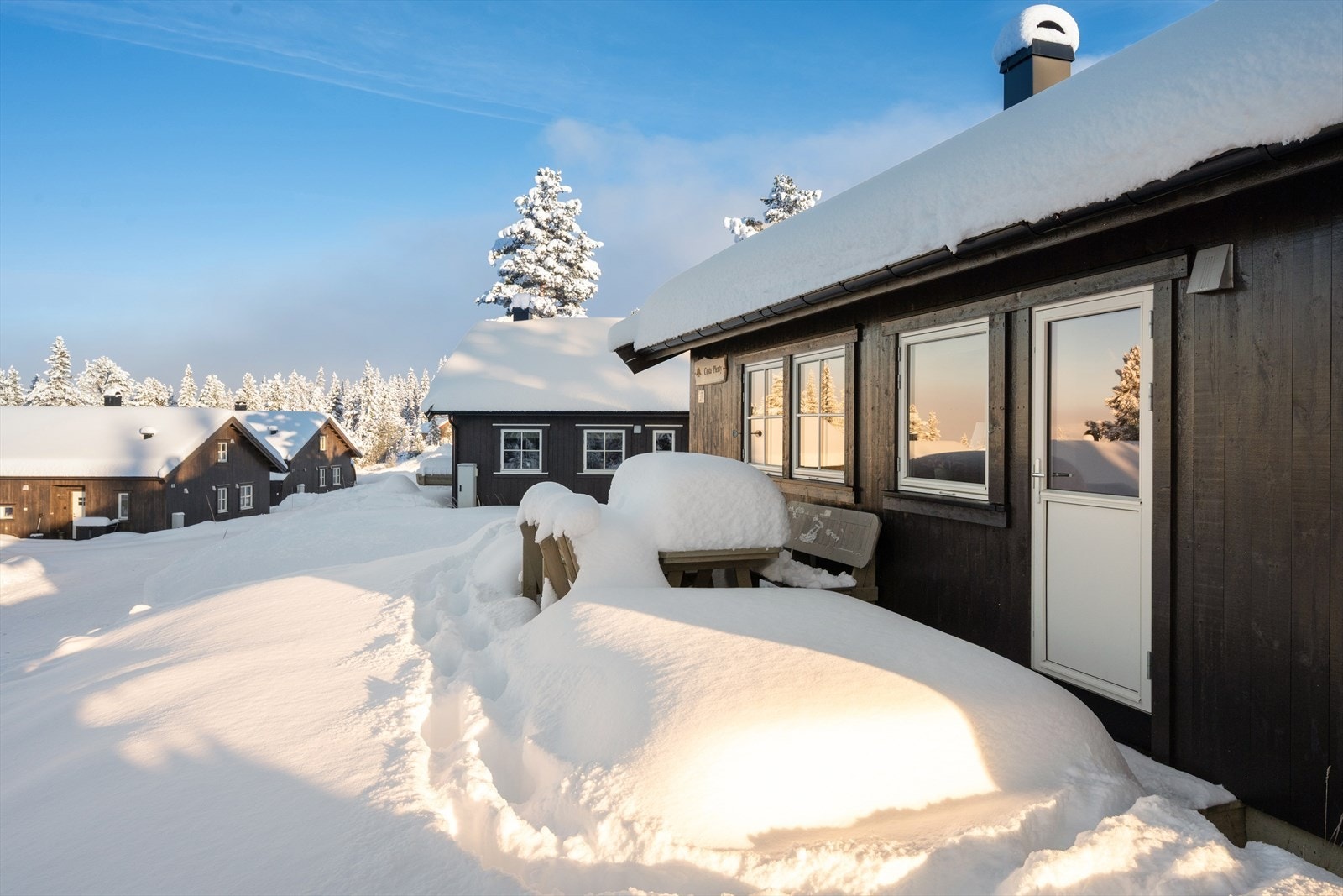 Eiendommen ligger vendt mot nordvest og har god solgang gjennom dagen. Galleribilde