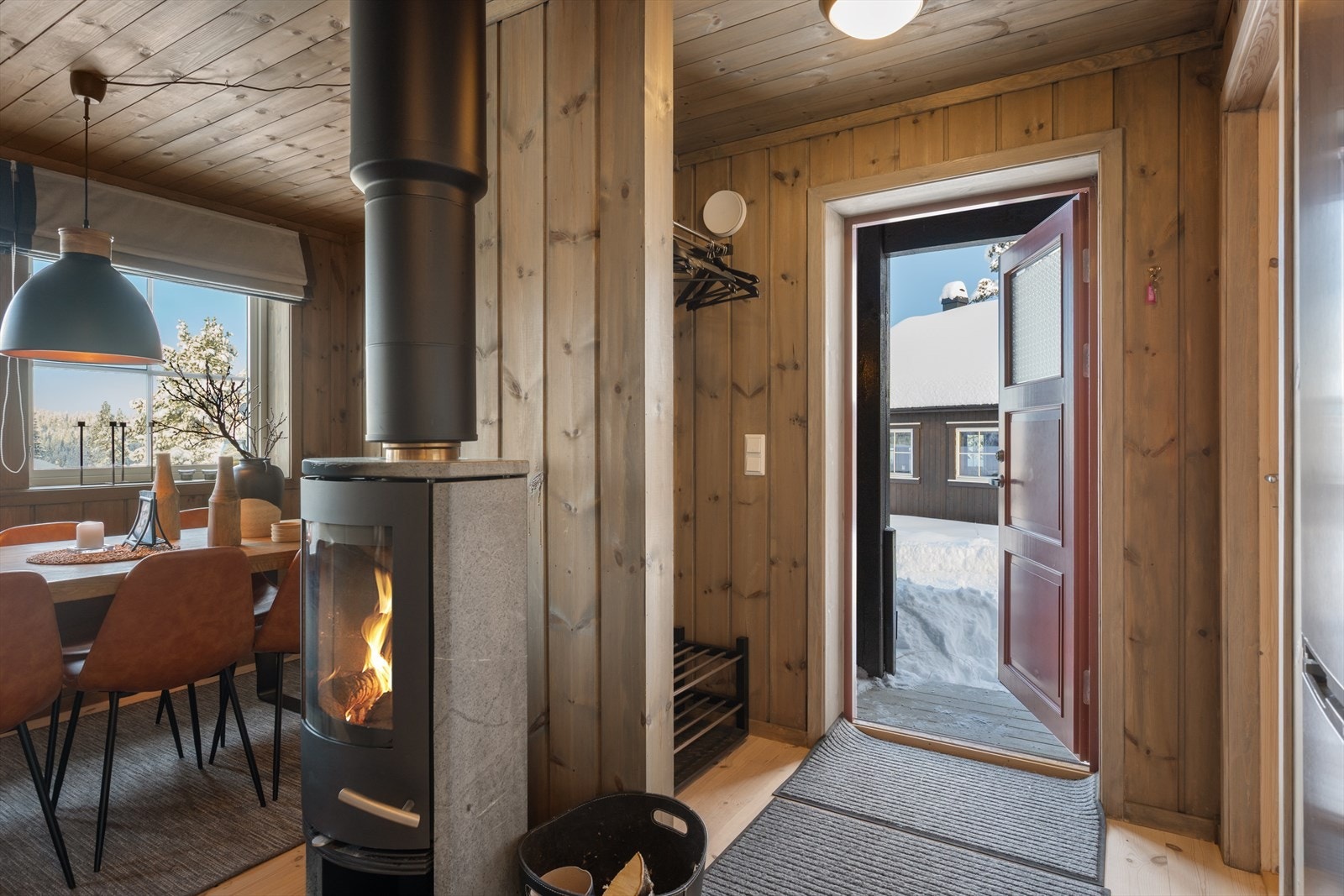 I entréen er det nisje med plass til klær og sko. Galleribilde