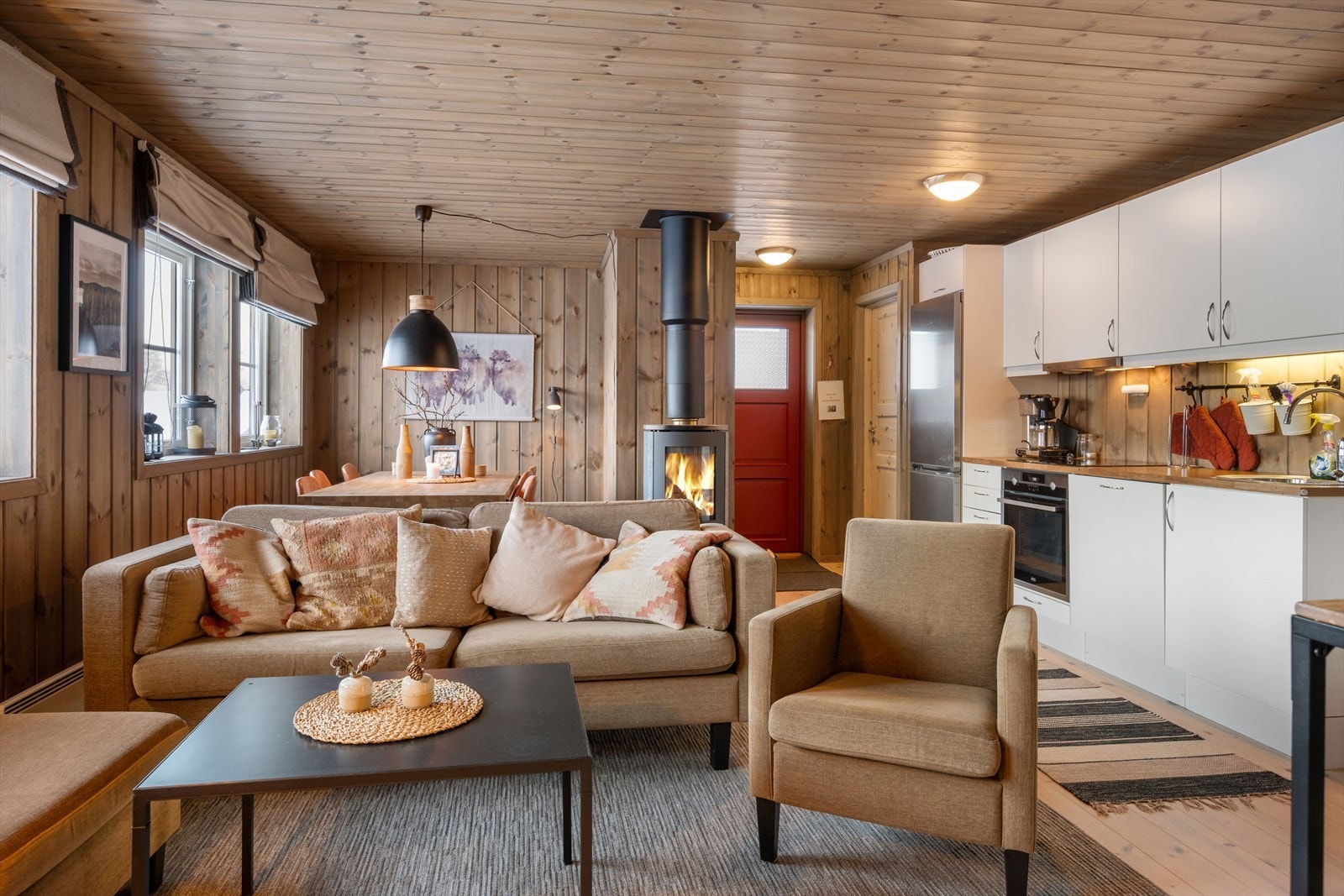 I motsatt ende av rommet er det plass til en hyggelig spiseplass. Galleribilde