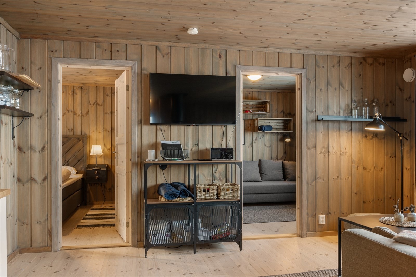 Hytta har i dag totalt 7 sengeplasser fordelt på tre soverom - to av rommene har adkomst fra stua. Galleribilde